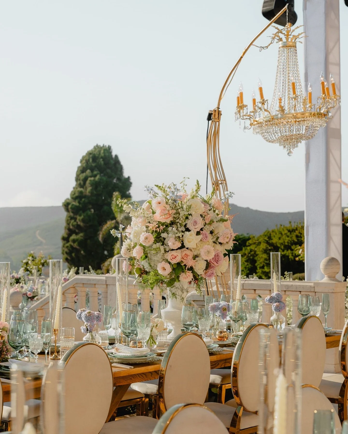 Laguna Beach weddings just hit different. Ocean air, sunlight dancing through the table, and florals that feel fresh and natural, this one was made for love, laughter, and staying at the table way longer than planned! 

Planner: @kathyromero 
📸: @da