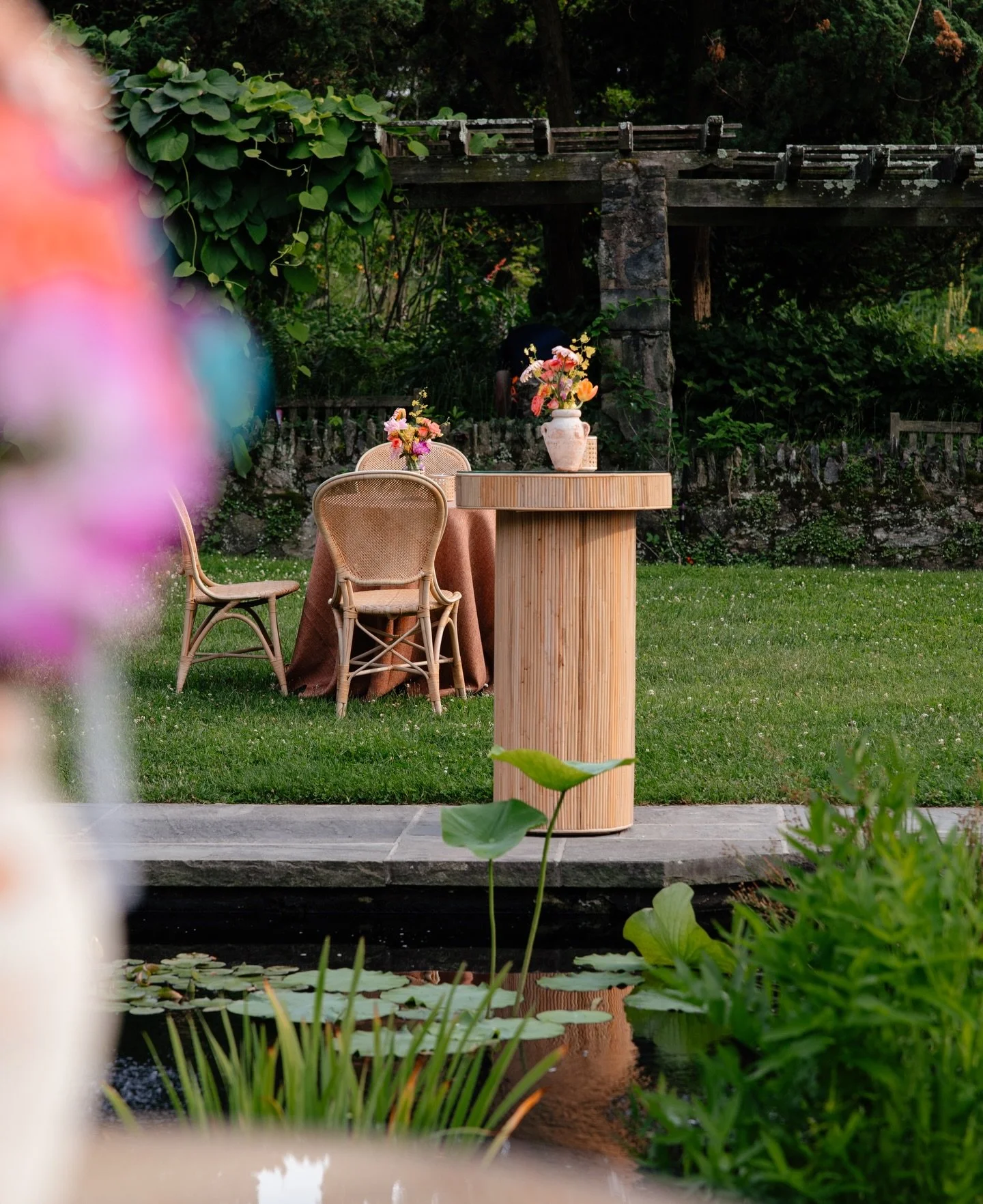 From cocktail hour to the seating chart 🌿

A floral-inspired escort display guided guests to their tables, each card thoughtfully filled with flower seeds to take home and grow. A small detail that turns into something lasting.

Don&rsquo;t you love