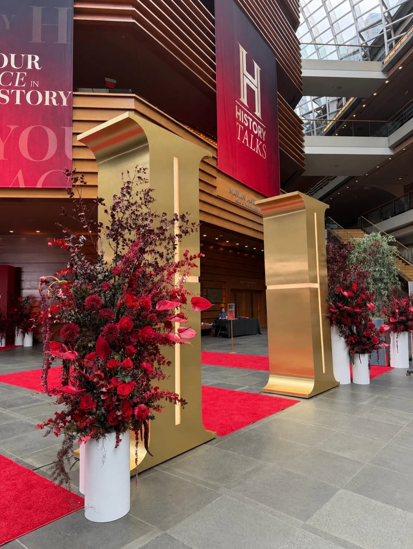 Bold red florals set the tone for this stunning event ❤️
Rich textures, strong shapes, and a look that made the whole entrance feel special from the moment you walked in.

Designed to stand out, but still feel timeless.

@todoproductions 

#HistoryTa