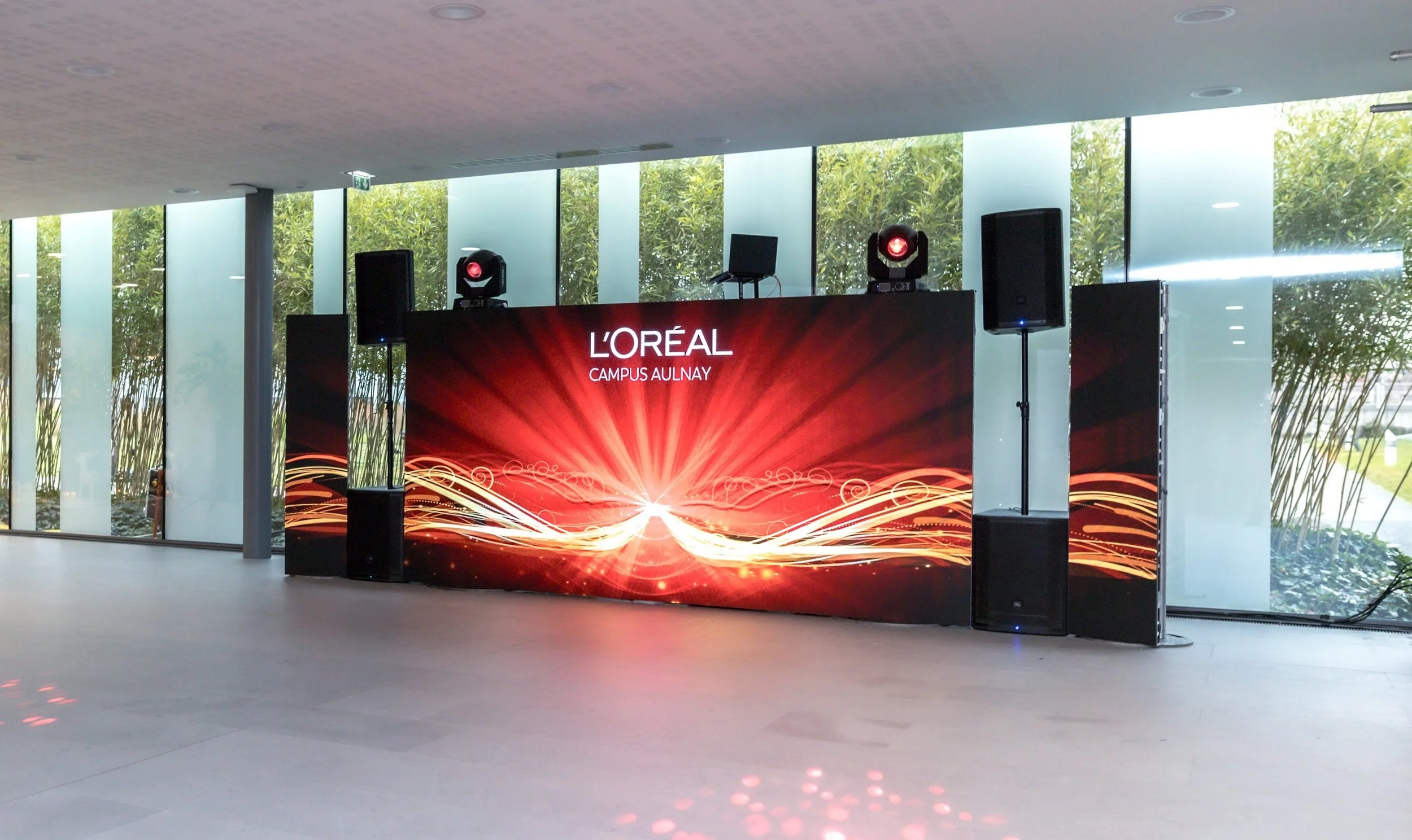 Photo couleur: Mur Led video diffusant le logo L'Oréal campus Aulnay, et systeme de sonorisation.