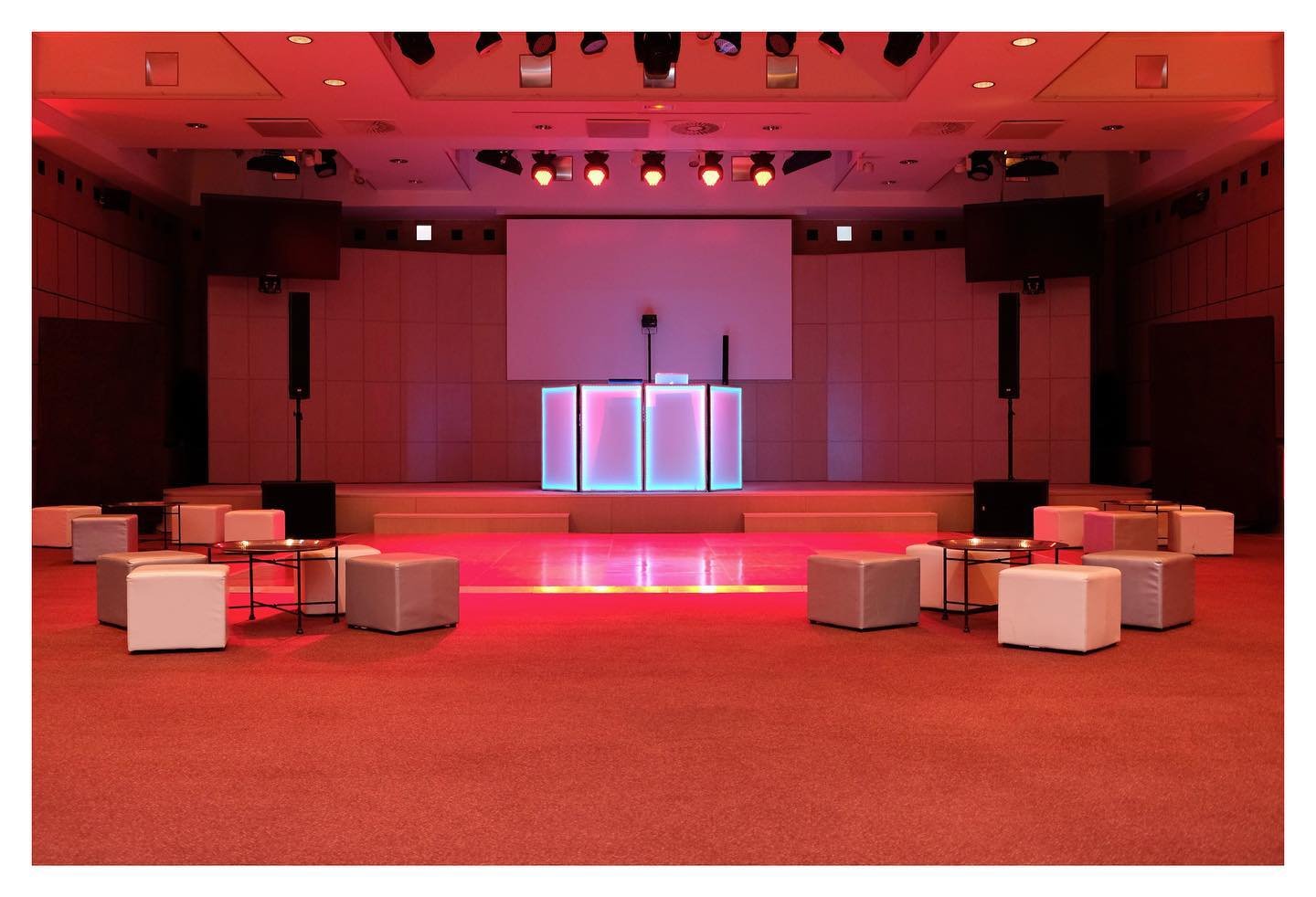 We do also #corporate and #private events ! 
Create the perfect atmosphere using our lighting equipment and a soundtrack that will guarantee fun, Select the DJ and the option that is sure to make your event a success !
-
📍Paris 

DJ : Paco @anatimso