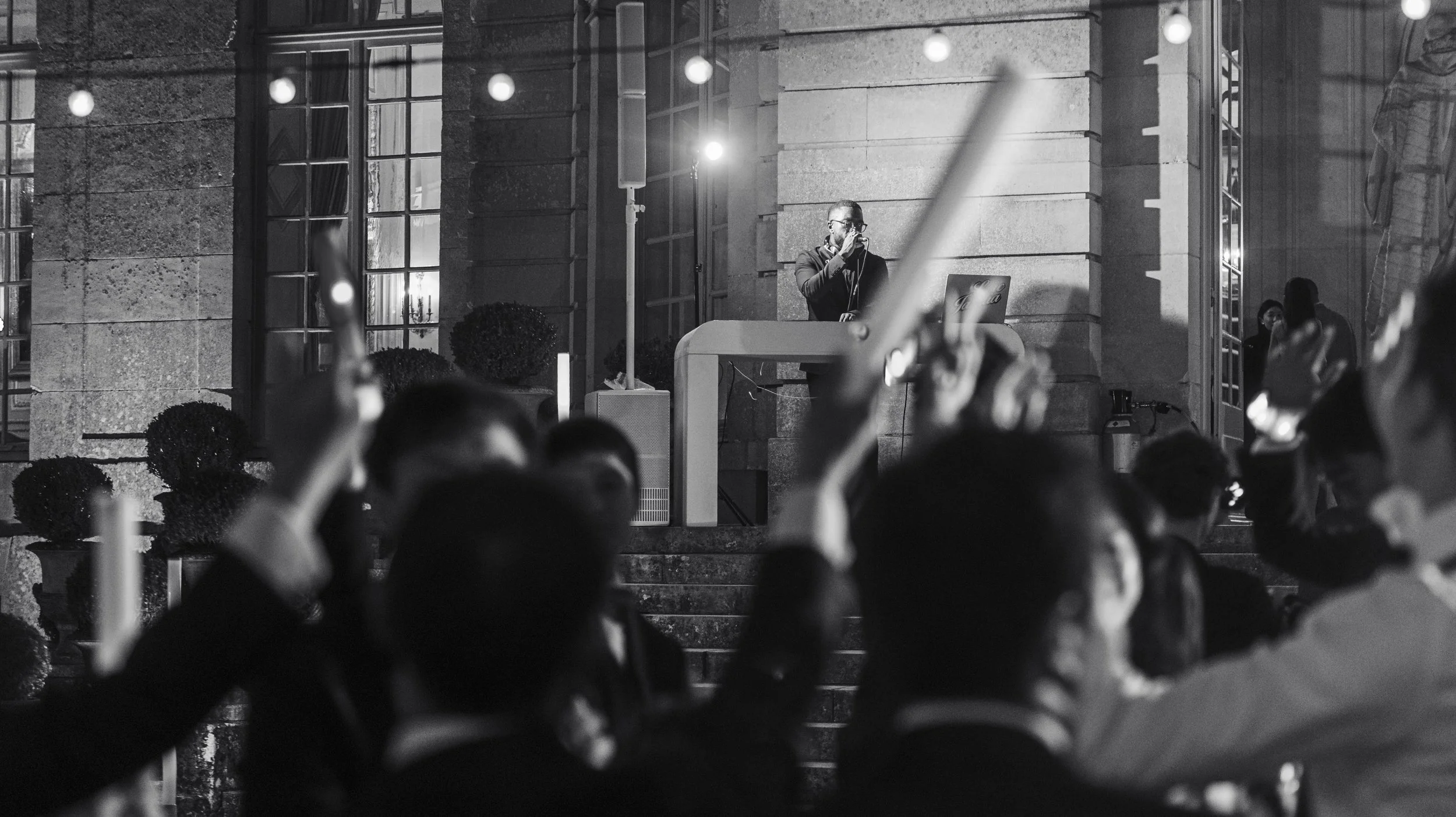 photo en noir et blanc, Dj animant une soirée en extérieur, l'ambiance est chic mais festive