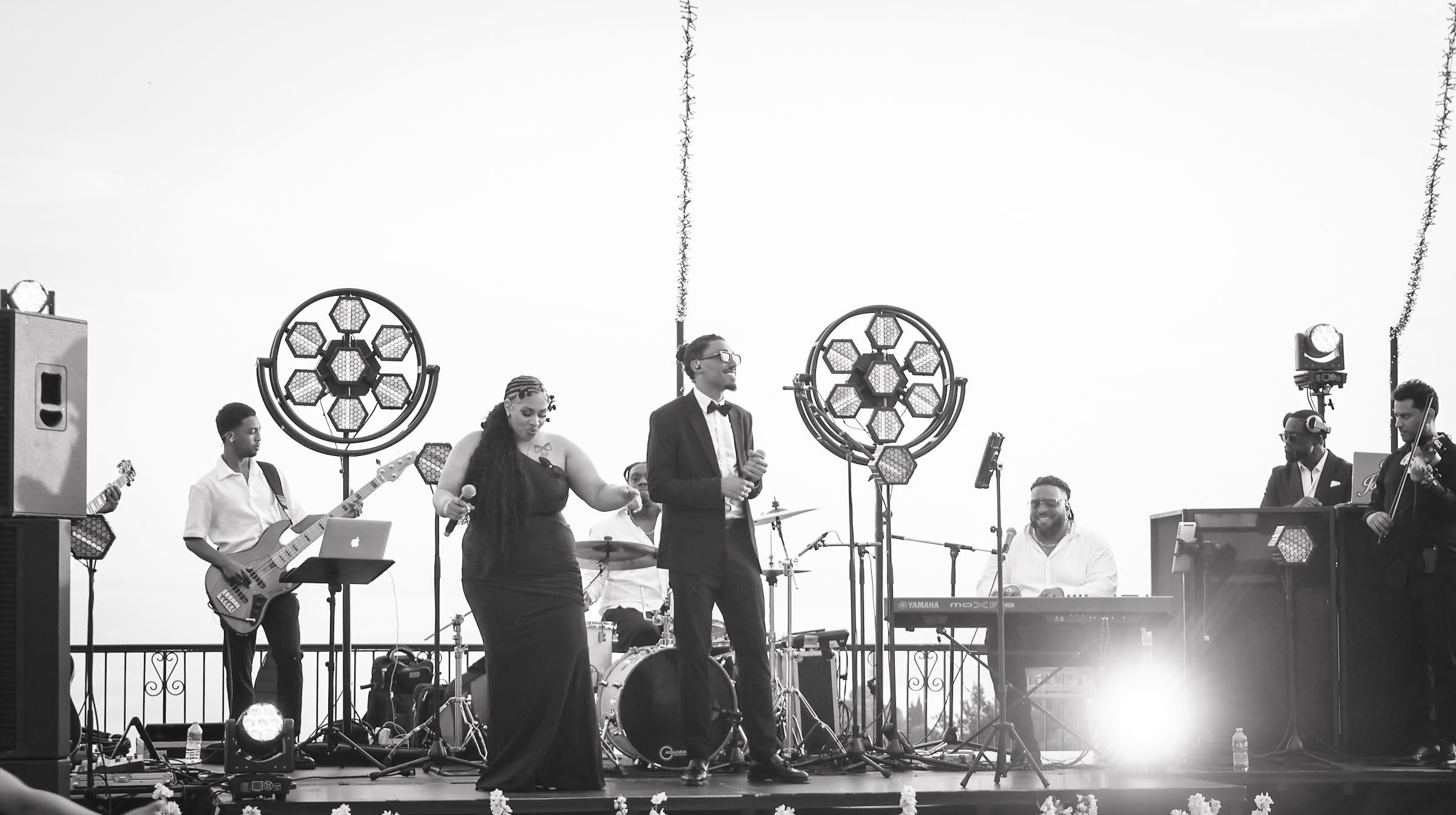 Photo en noir et blanc: Fusion Live Dj lors d'un mariage en exterieur