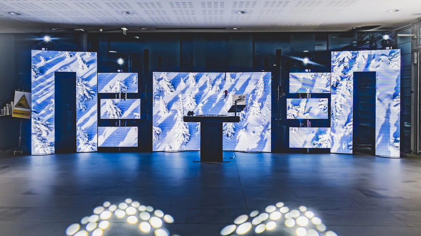 photo d'une installation Ecran Led, Lumiere et DJ Booth