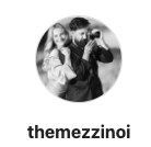 Photo en noir et blanc de deux personnes, une femme et un homme, posant ensemble.