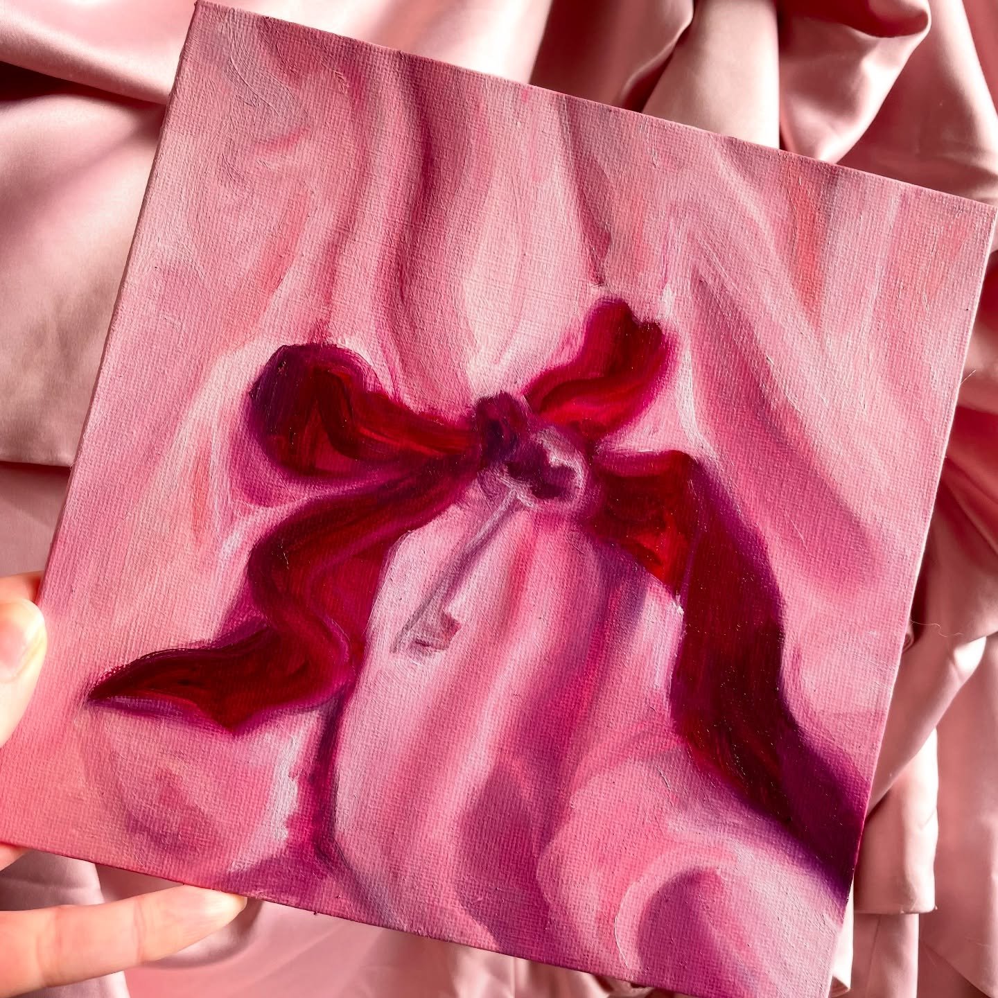 Sketching in oils as preliminary studies has been a really lovely way to loosen up and befriend the medium again. ✨

I&rsquo;m always warring with the urge to be loose and soft against the urge to be precise and detailed, over time I&rsquo;m trying t