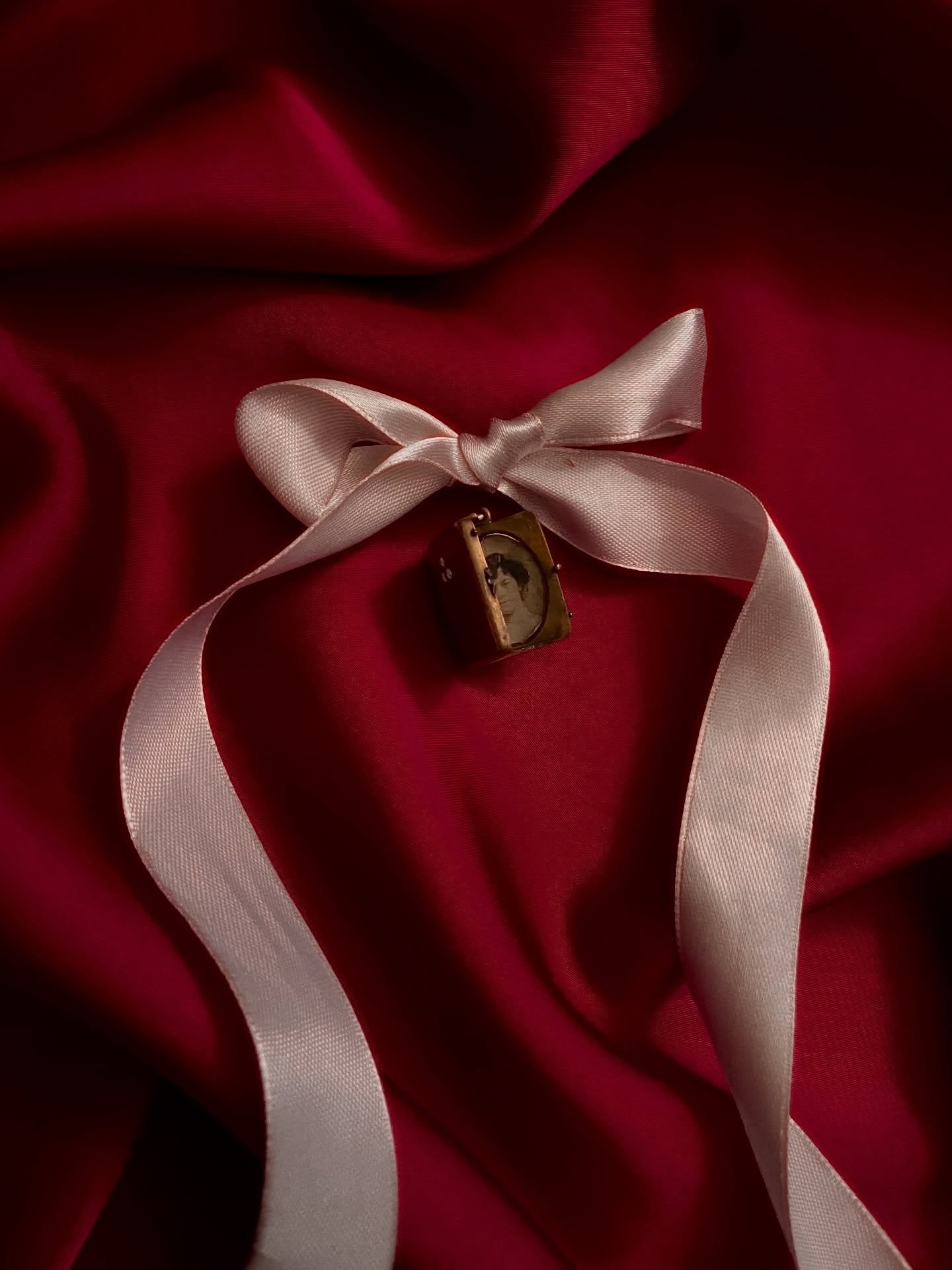 Anyone who knows me well knows I am a devout antique jewellery lover. My obsession with old things goes far back into my childhood, I was constantly fascinated by the wonderful objects and items found in my grandmas house, who very much like me, coll