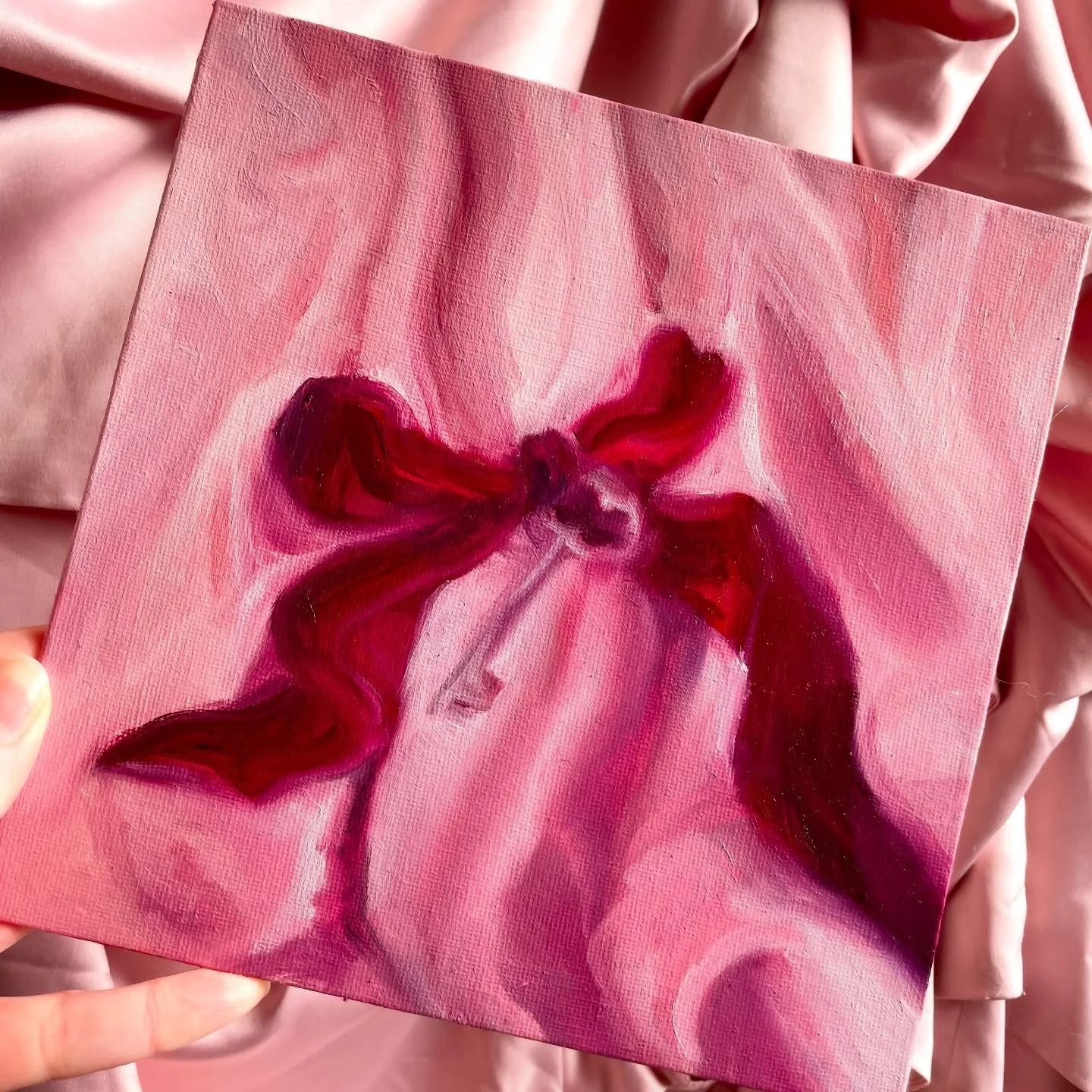 Sketching in oils as preliminary studies has been a really lovely way to loosen up and befriend the medium again. ✨

I&rsquo;m always warring with the urge to be loose and soft against the urge to be precise and detailed, over time I&rsquo;m trying t