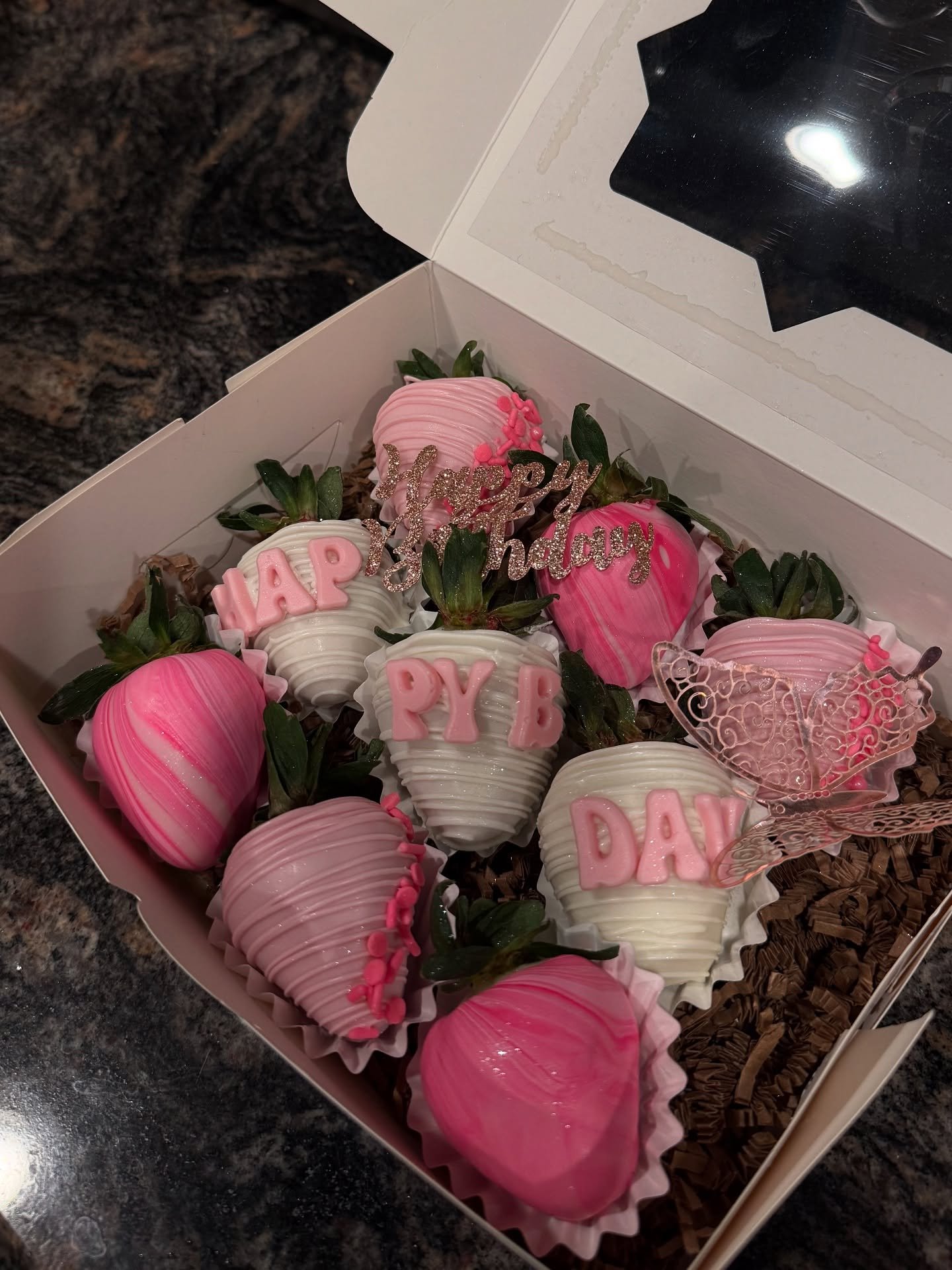 ✨ could NEVA go wrong with a &ldquo;Birthday Berry Box&rdquo; 🩷💐🎀✨

#artisticconfections #dmvtreats #dmvtreatmaker #dmvstrawberries #marylandstrawberries #marylandtreatmaker #dmvpartytreats #chocolatecoveredstrawberries #dipped #marbleberries #exp
