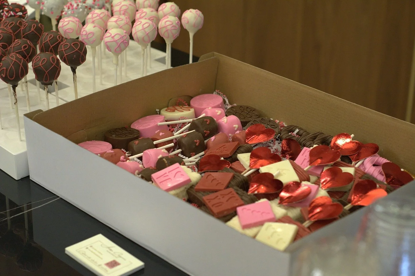 Huge thanks to Marx Realty for booking us for the Valentine&rsquo;s Day Event 💝

&bull; 4 doz. cake pops
&bull; delxue confection platter (6 doz.)