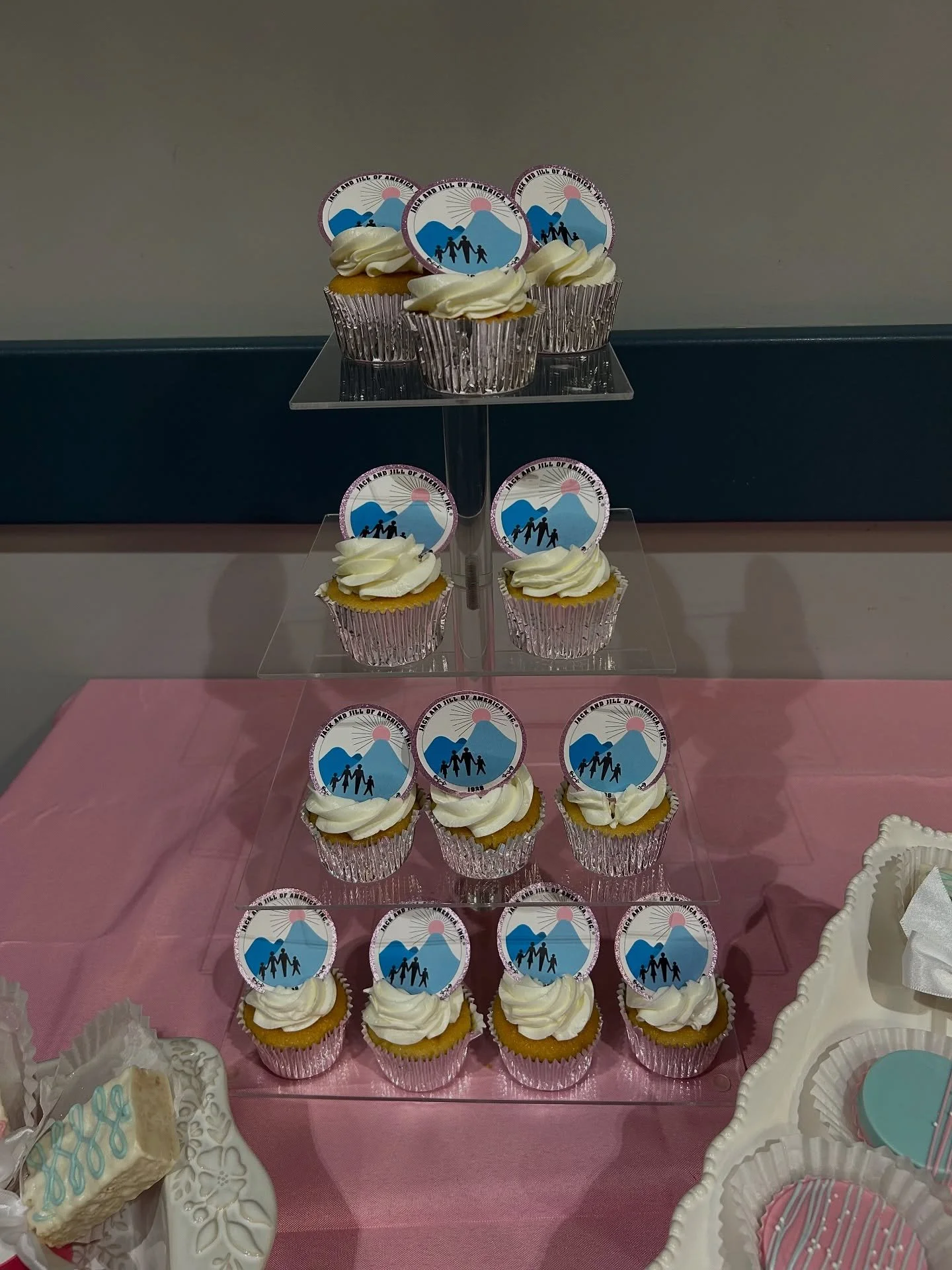 ✨ Dozen cupcakes and petite confection platter for Jack &amp; Jill of America, Inc. ✨

#jackandjill #mdtreats #marylandtreats #dmvtreats #dmvtreatmaker #artisticconfections #dmvcupcakes #mdcupcakes #marylandcupcakes #chocolatecovered #dippedtreats