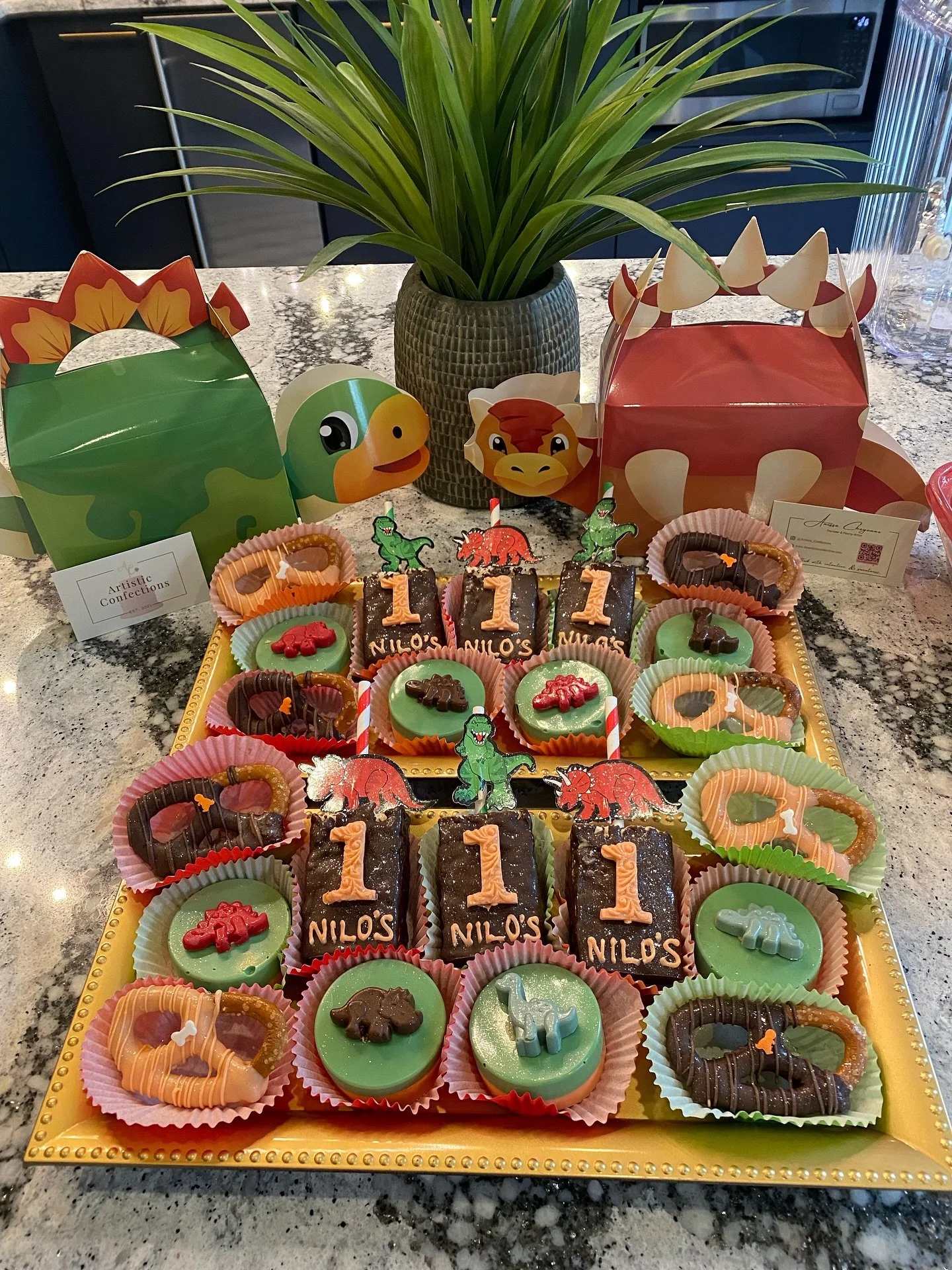 dino treats for a 1st birthday 🦖🥇

#artisticconfections #dmvtreats #explore #dinotreats #dinoparty #chocolate #marylandtreats #dipped #dippedtreats