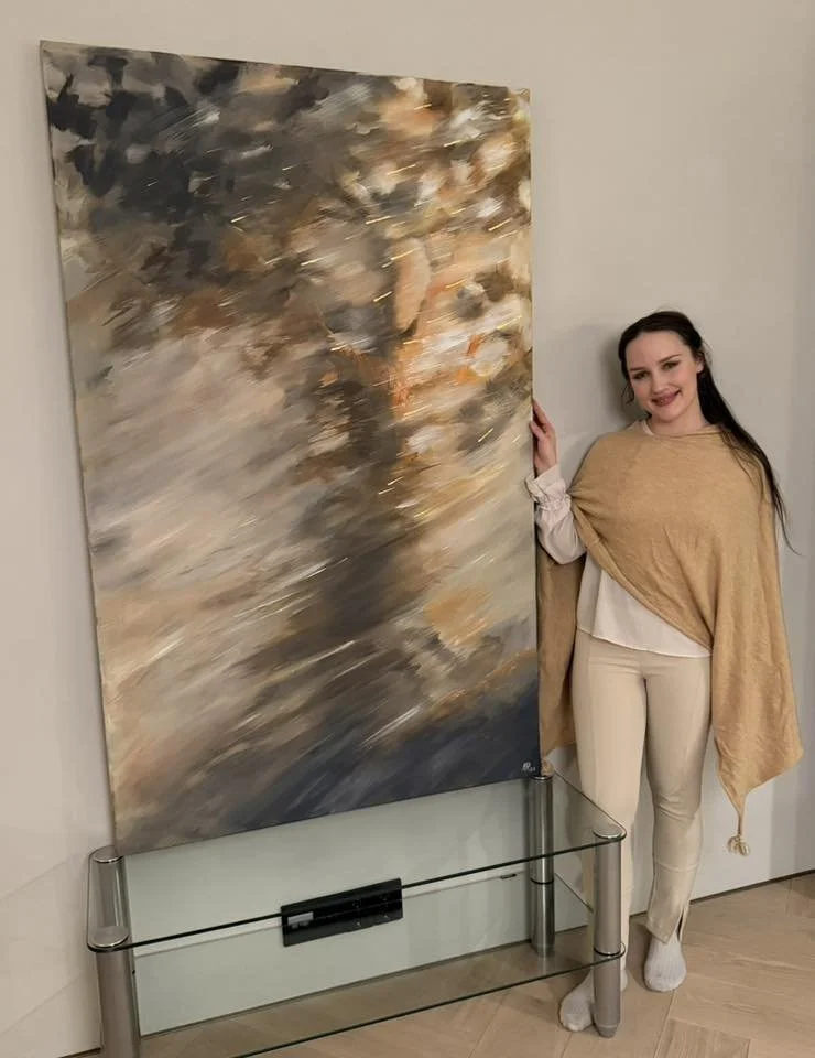 Aino Papnniemi esittelee maalaamaansa taulua