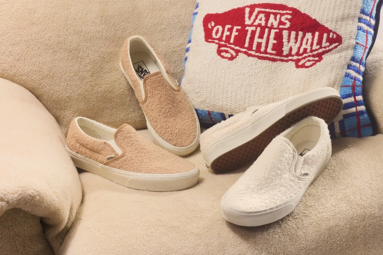 FA25_Lifestyle_Holiday_OffBody_SlipOn_SherpaWhiteTan_20C Large.jpeg