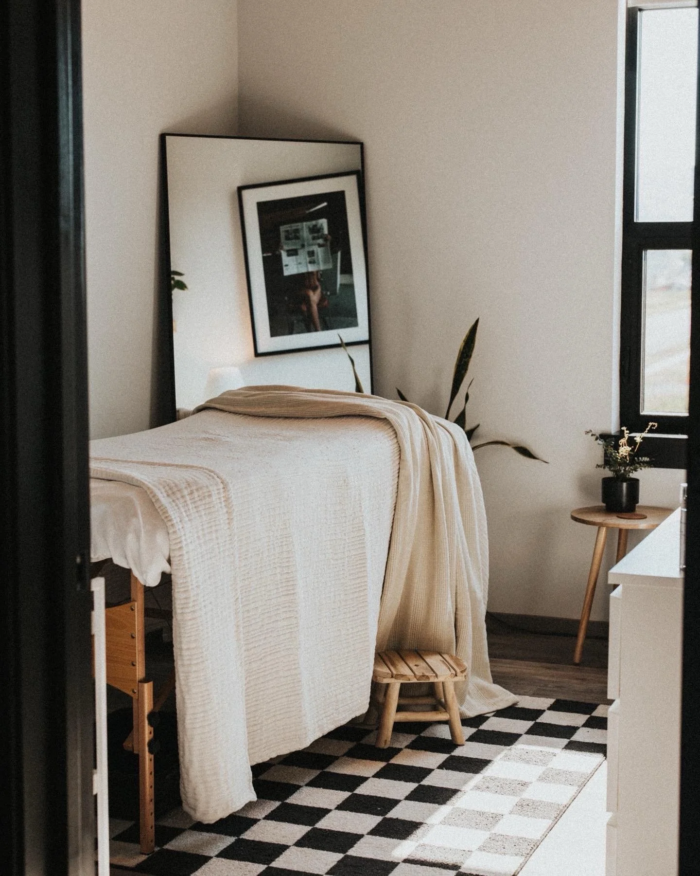 A rare opening at Goldn ✨

Our private esthetician room will be available May 1st as our current esthetician moves on to her next chapter 🫶🏼

We're looking for the perfect gal to join our tight knit group of eight stylists! 

DM us for details bb