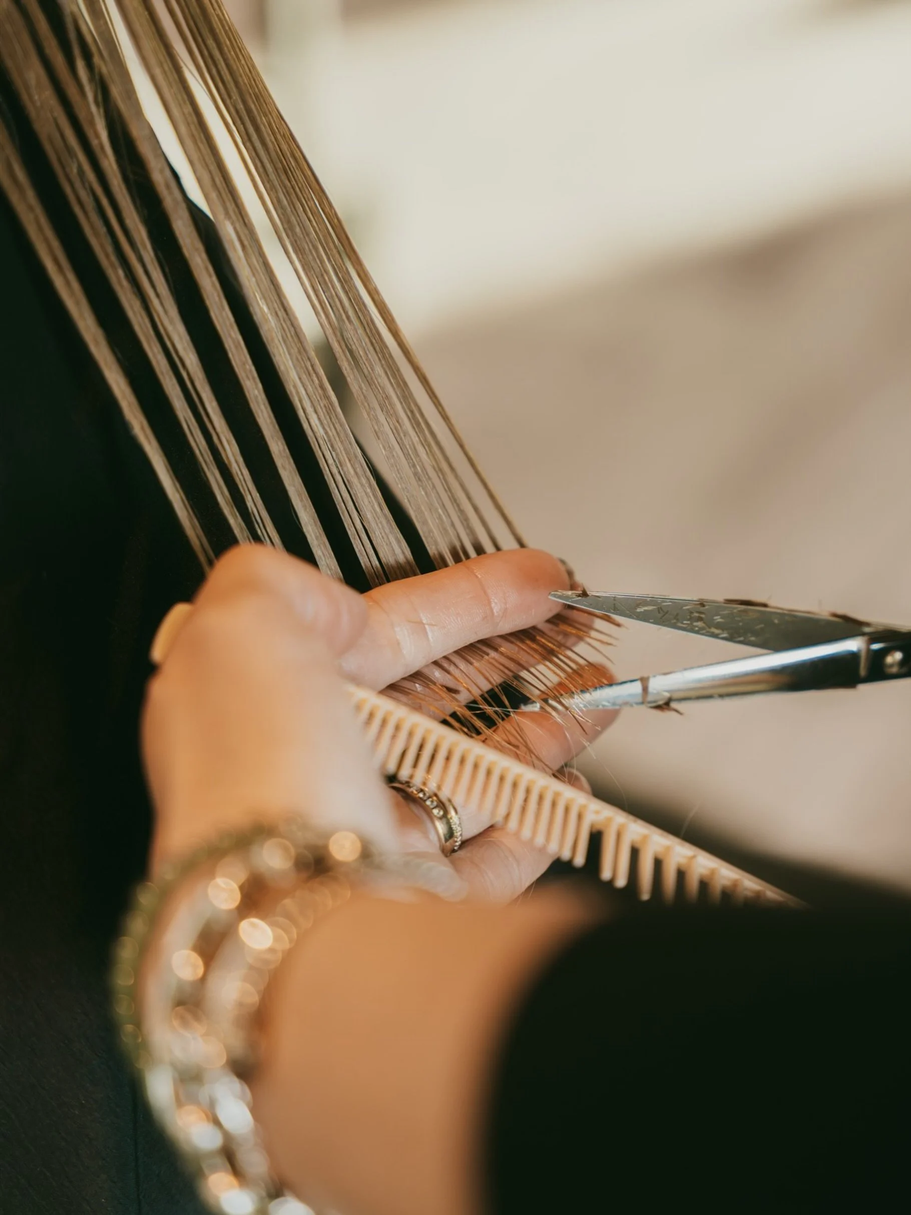 Trim those ends girl! They're dead weight- just like your ex. 

🔗 click the link in our bio to book