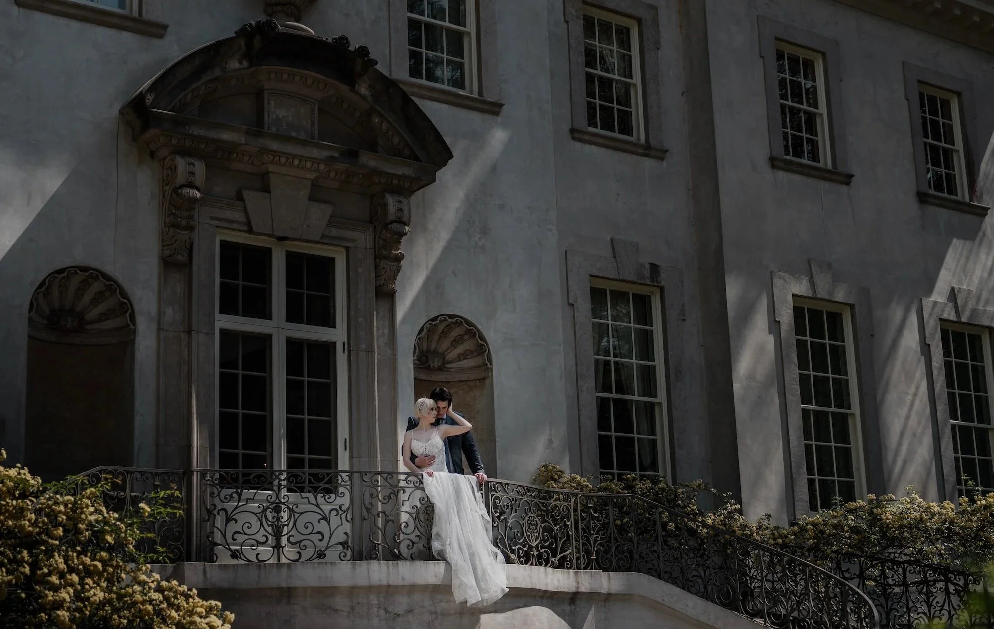 bride and groom doing an iconic pose