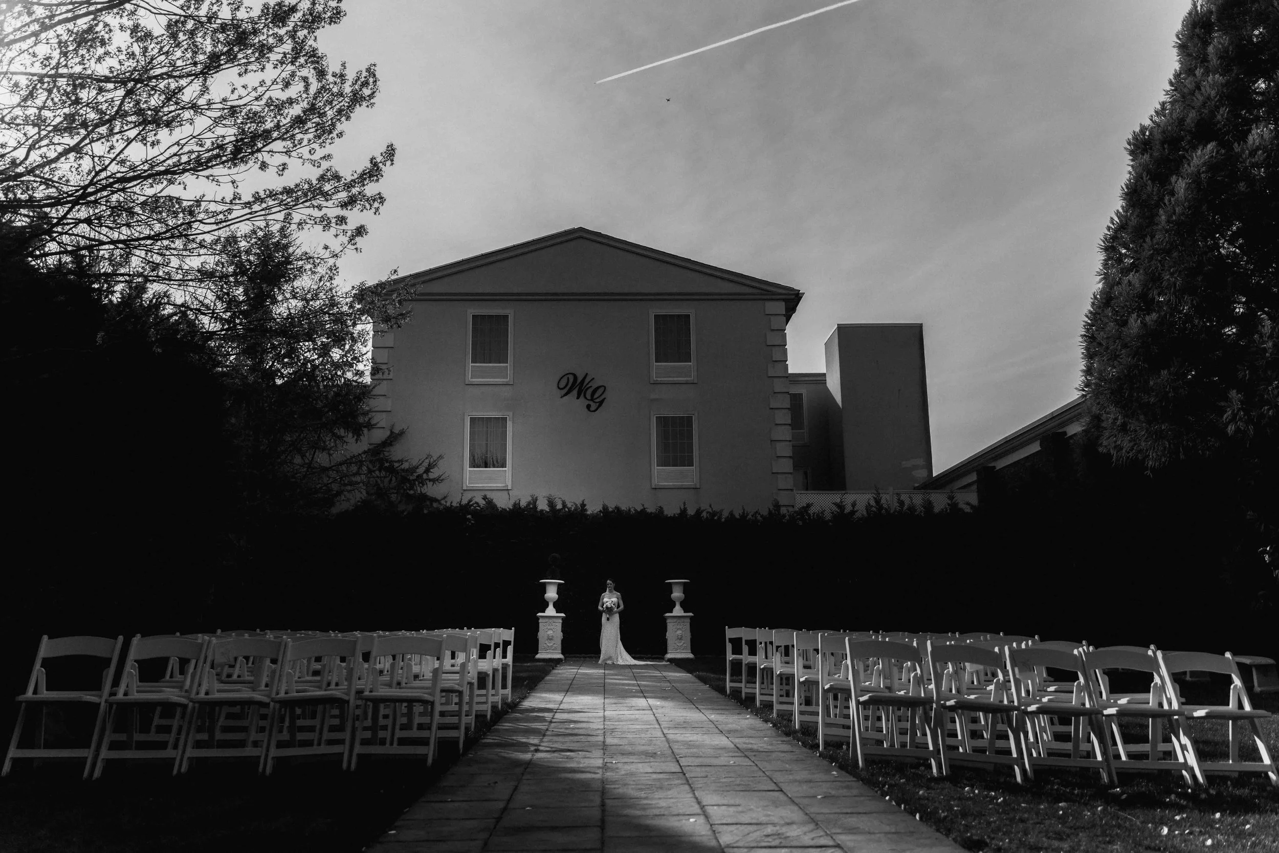 Ceremony space in soft monochrome tones, echoing the modern geometry of the desert.