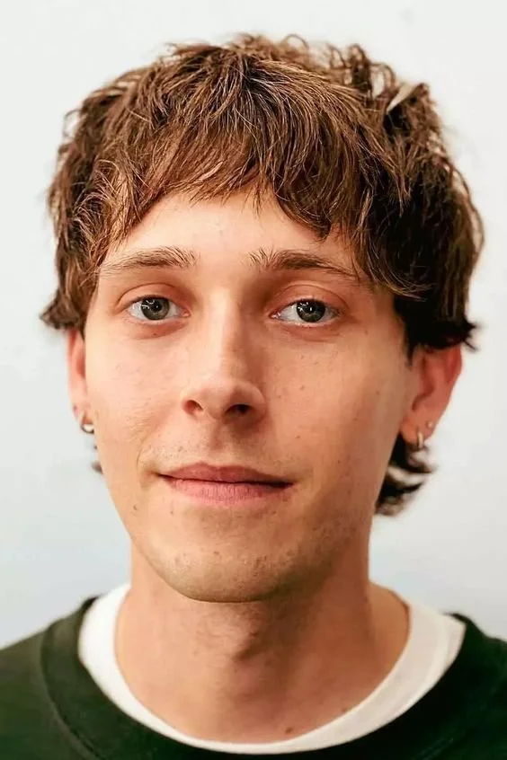 Men’s Layered Haircuts with Bangs 2024_ Trendy Styles for Every Length.jpeg
