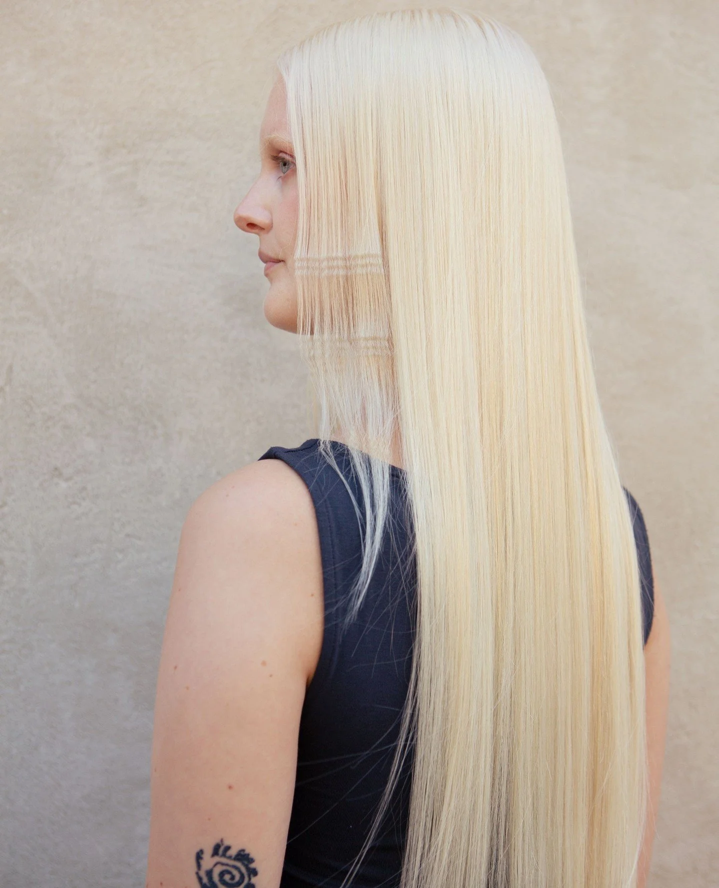 Blonde with a twist &mdash; would you wear the crinkle detail or keep it sleek? 👀