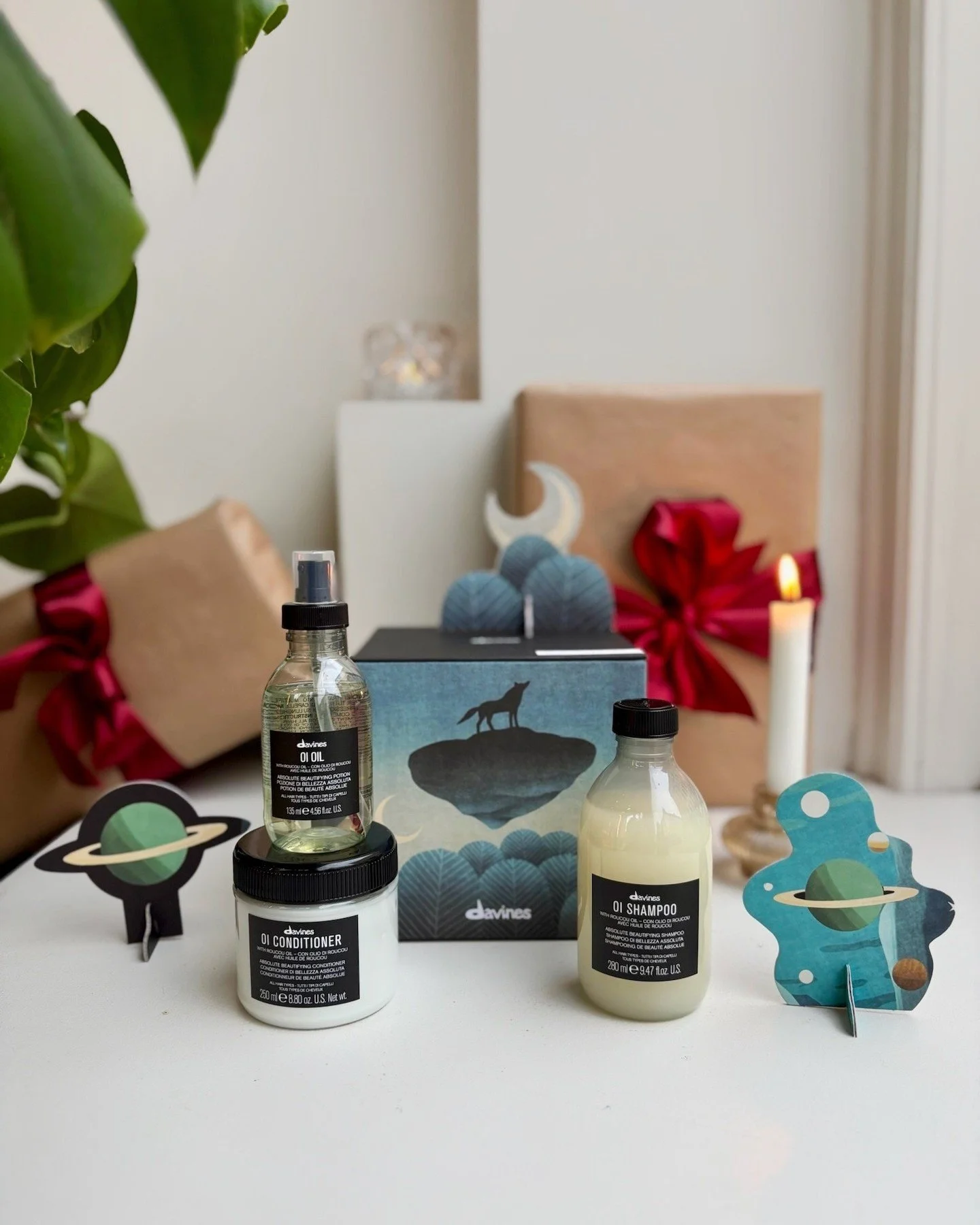 Wrapped for giving or keeping ? ⁠
The Davines favorite range is now bundled for the season, your hair&rsquo;s holiday ritual, in one box 🎁

Choose between 

🖤 OI Box 888 SEK (worth 1247) 
Includes 
Shampoo
Conditioner 
Oil 

🩶 Heart of glass Box 7