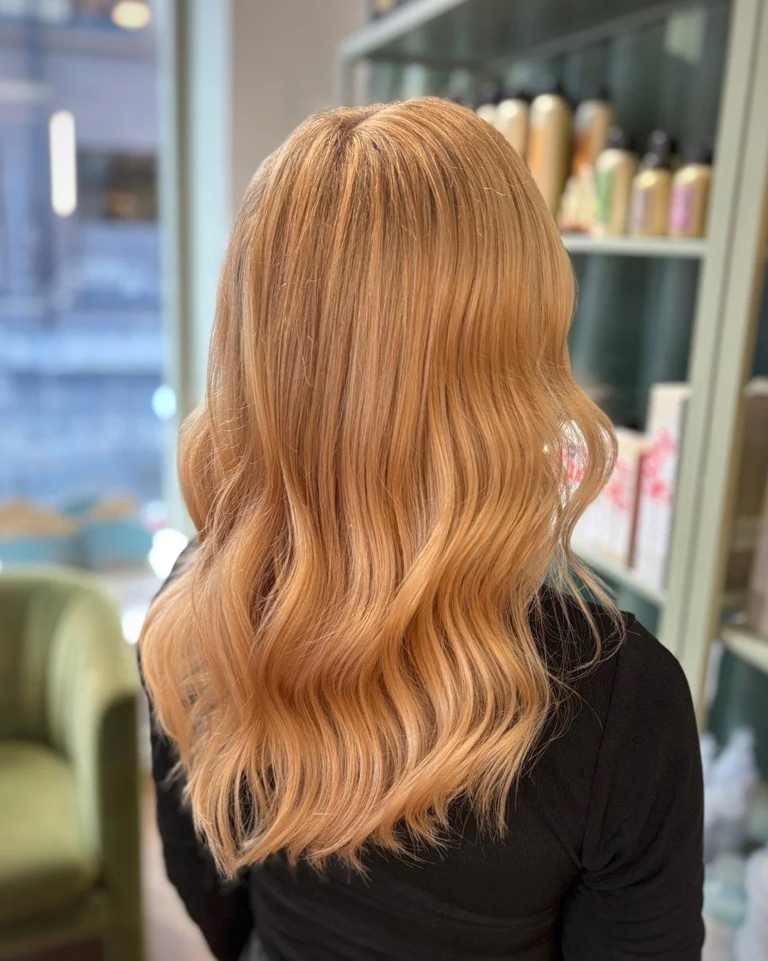 Light up the winter mode with some peachy colored hair with our hairdresser Freja 🍑