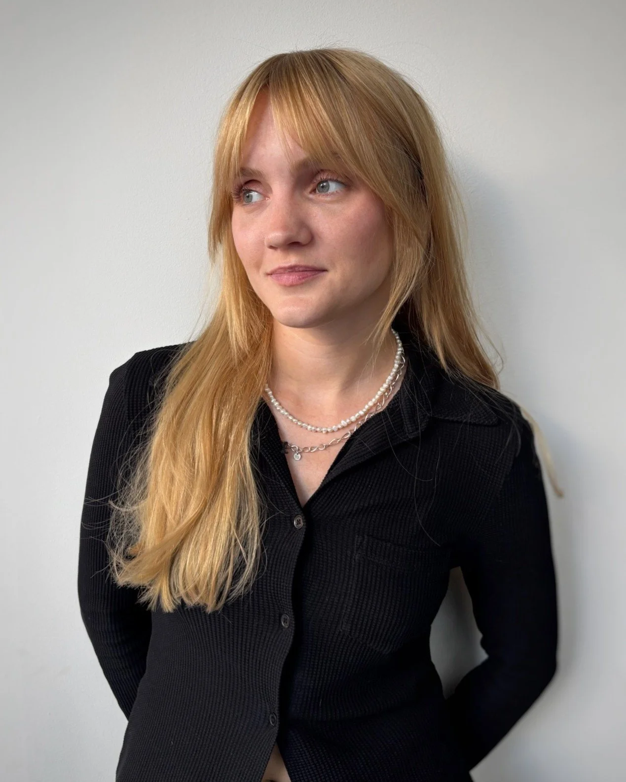 WARM OR COLD 💛🤍
What tone do you prefer on your self? 
A warmer shade 💛 or a colder one 🤍? 
Love to hear your thoughts 👇