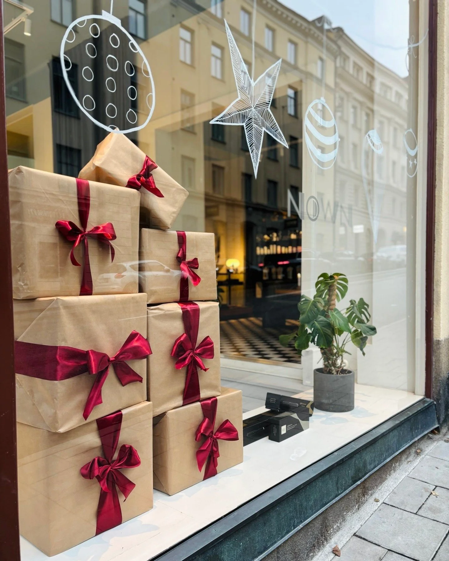 Presents inside, Christmas doodles outside, the holiday mood is official. 🎄💛