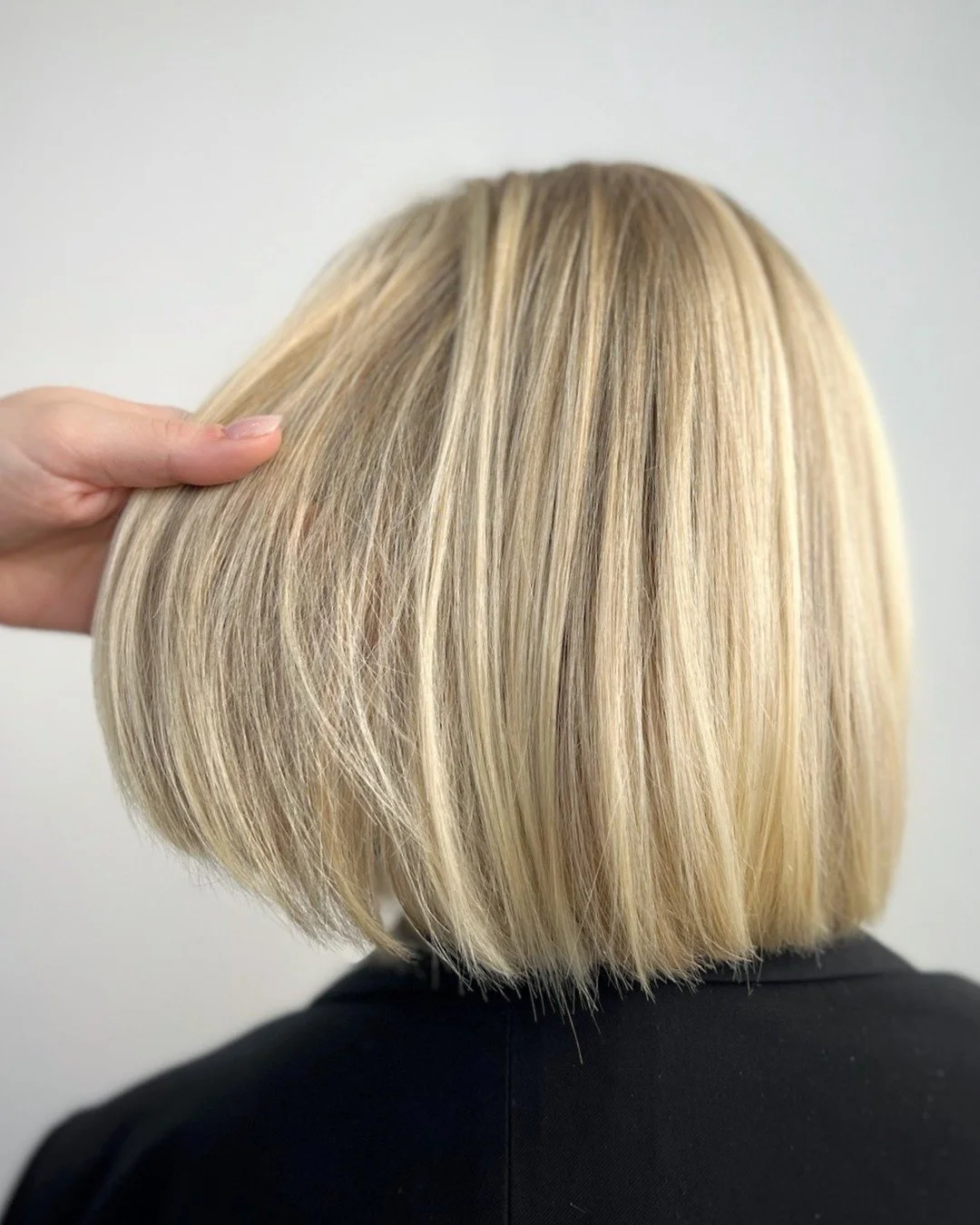 Fresh highlights to neutralize unwanted warm tones and softly blend out regrowth. The result is natural, fresh, and full of shine ✨