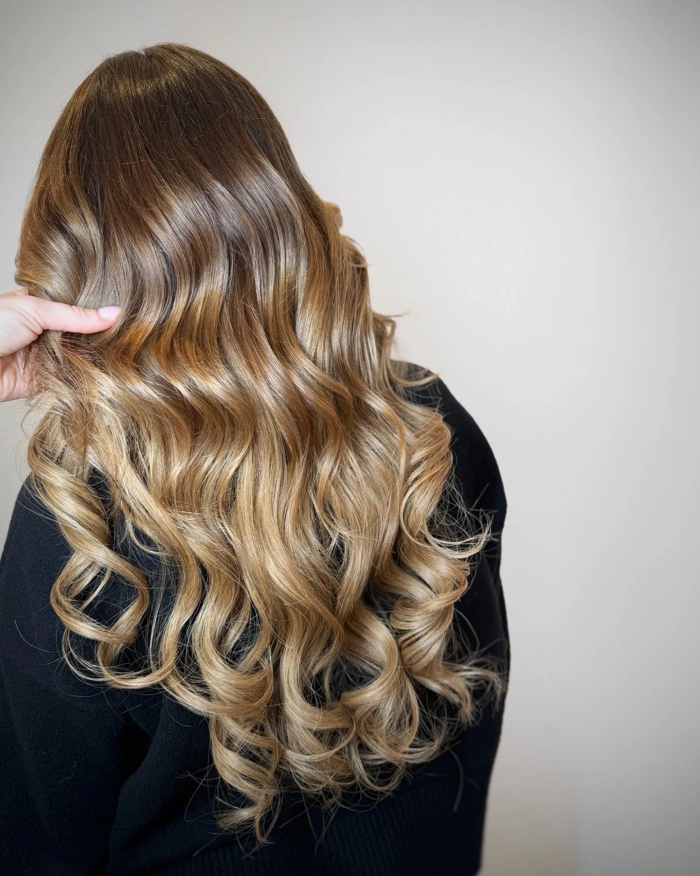 Incredible transformation 🪄
Using 3 packs of 50 cm BHBD, we achieved this look. 

Swipe through the carousel to see how much a color can change depending on lighting and surrounding💡
Do you also feel like your hair color looks different depending o