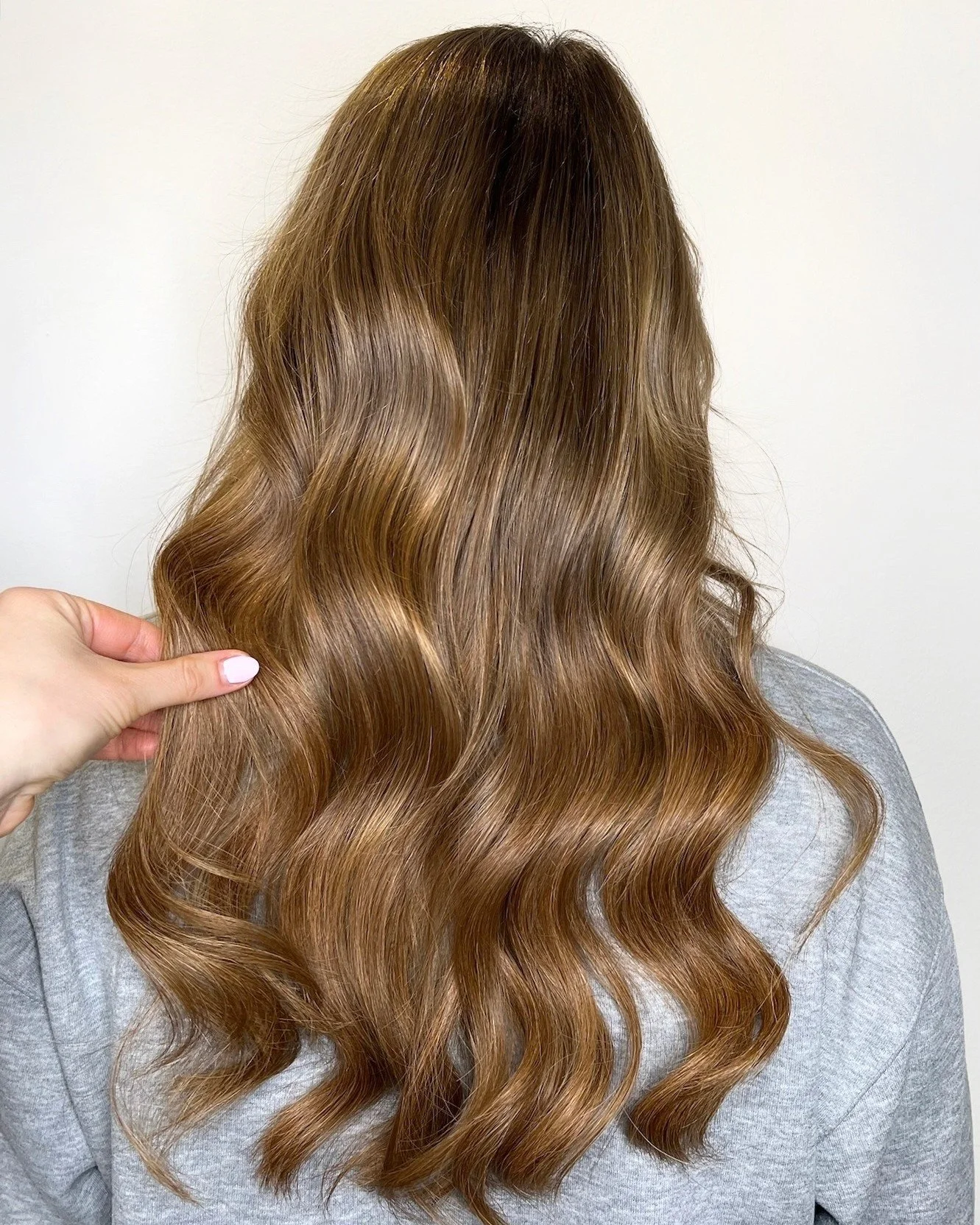 From beautiful to even more radiant 🤎✨

Our talented stylist Freja enhanced this look using 3 packs of BHBD extensions, combined with a custom color and soft highlights. The result? Added volume, depth, and a glow that catches every light.

Ready fo