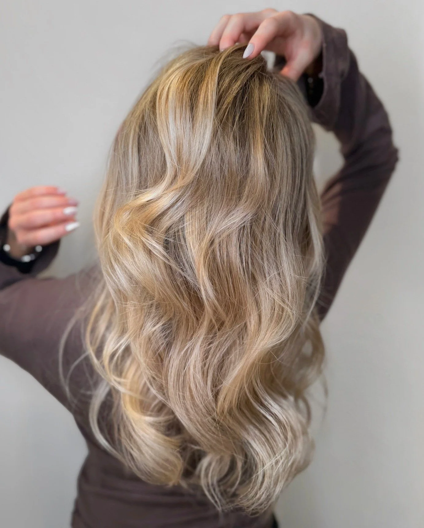 Soft, natural, radiant 🤍

Lots of highlights while still keeping that natural depth for a luxe, effortless glow.
The perfect balance between bright blonde and lived-in softness created by our Hairdresser Madeleine.