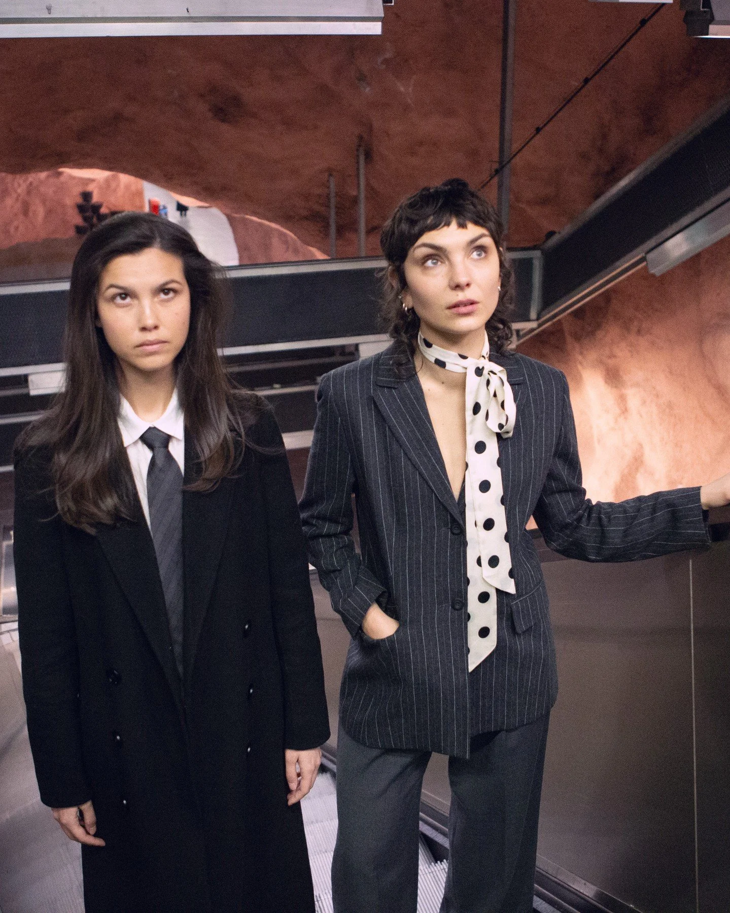 FW26/27⁠ 
On Linn, it&rsquo;s all edge and personality!⁠
Built on texture, designed to be worn your way.⁠
⁠
Emelie in the side part here to stay.⁠
A simple shift in styling that brings instant character.⁠
Volume turned all the way up, with an 80s-ins