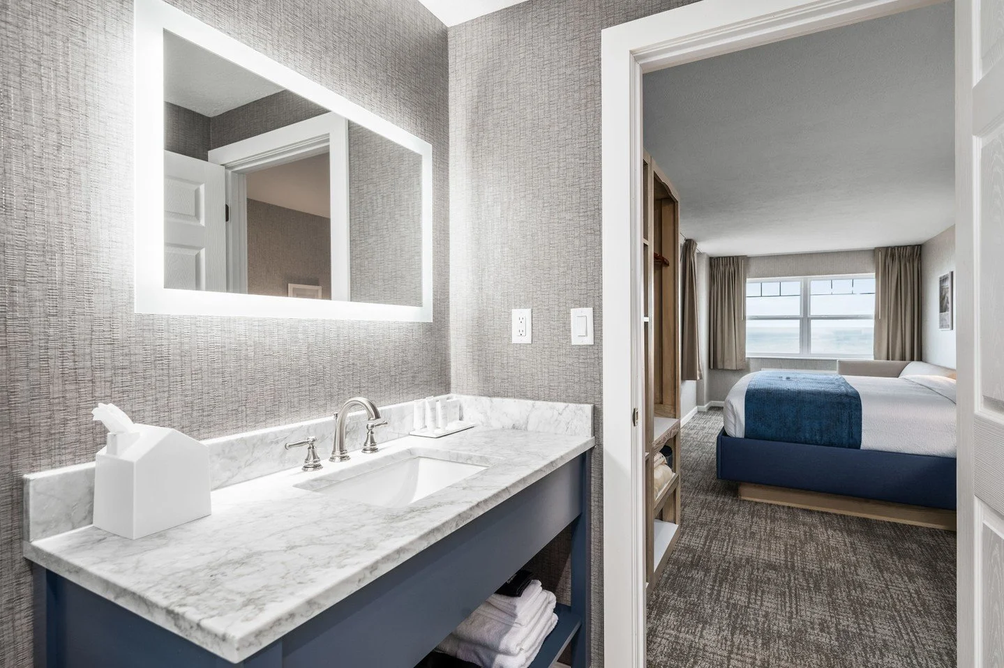 Looking for a last-minute weekend getaway? ☀️🌸

We have one room left this upcoming weekend at Alexandra Inn, and it just happens to be a guest favorite: our Lakeview Corner King.

With commanding East Bay views, expansive corner windows, private be
