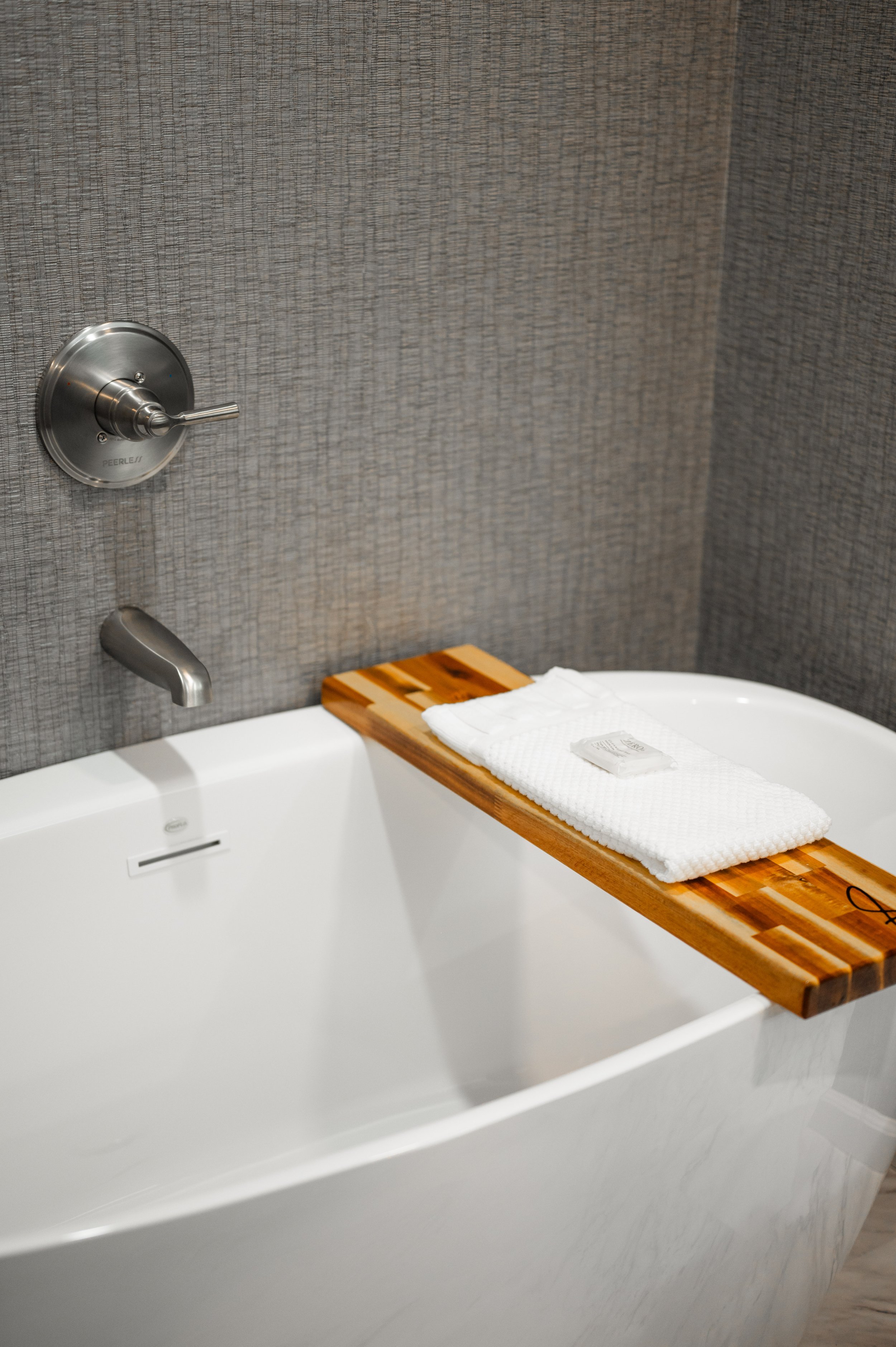 soaker tub in Lakeview Balcony guestroom