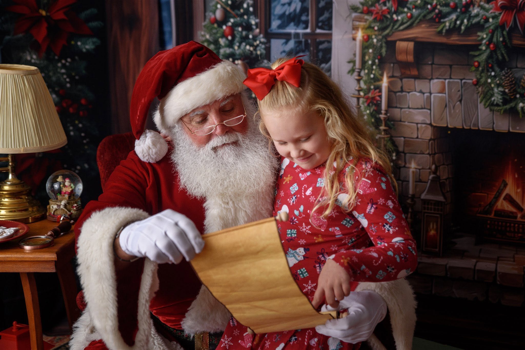 Interactive Santa photography experience in Friendswood, Texas.