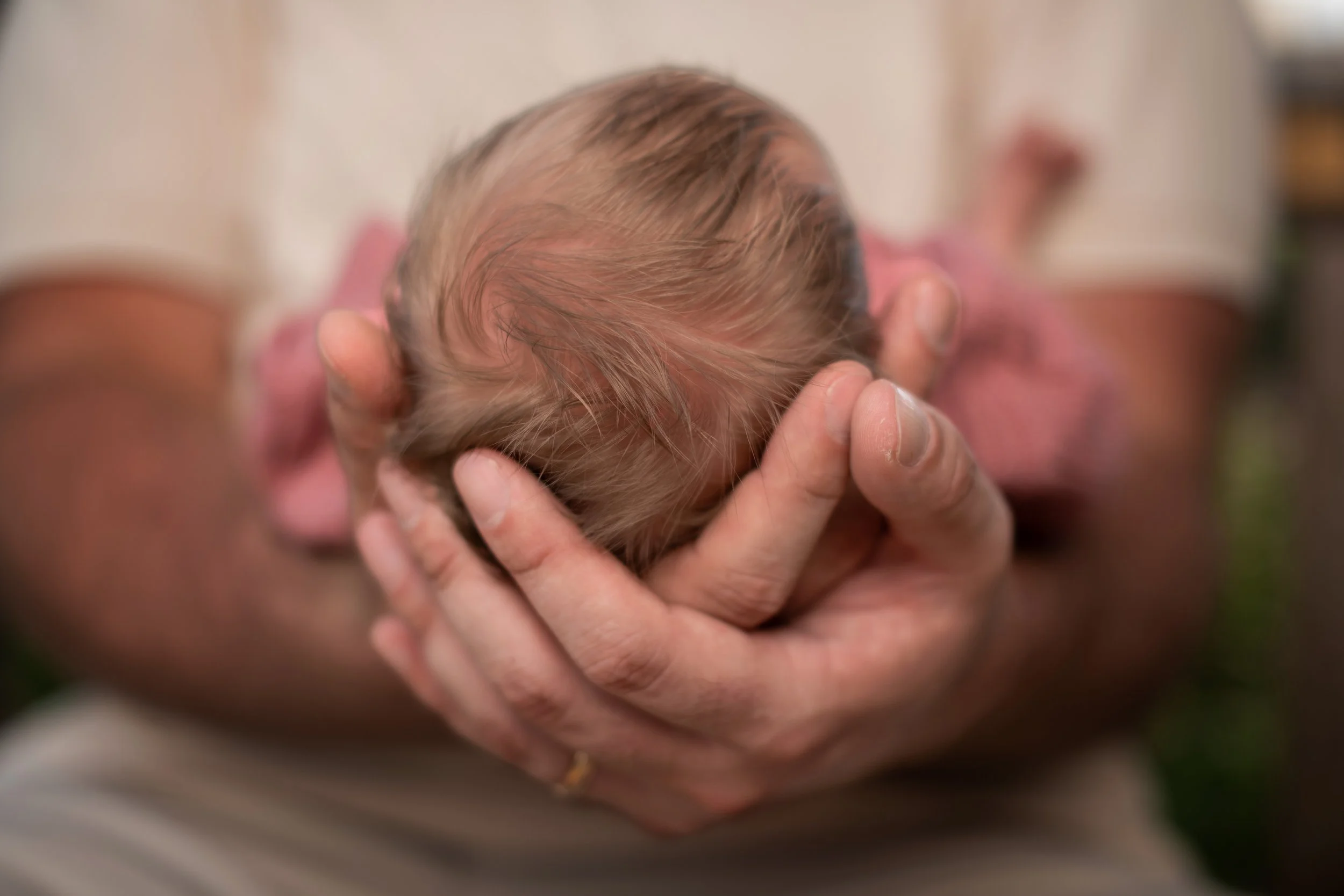 Outdoor newborn portrait created by an Alvin, Texas newborn photographer using natural light.