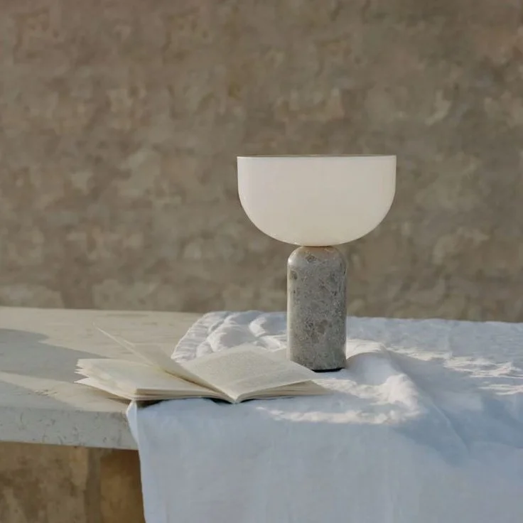 diewohnerei-newworks-tischlampe-kizu-portable-gris-du-marais-marble-mood.JPG