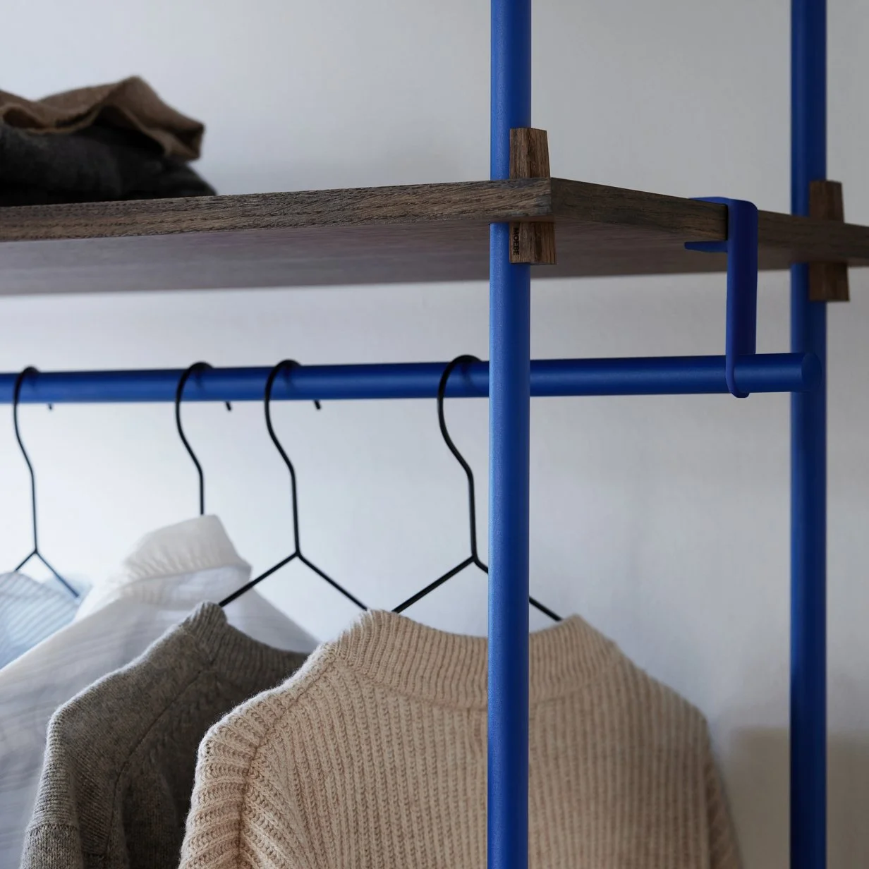 diewohnerei-moebe-shelving-system-hoehe200cm-garderobe-blau-raeuchereiche-detail.jpg