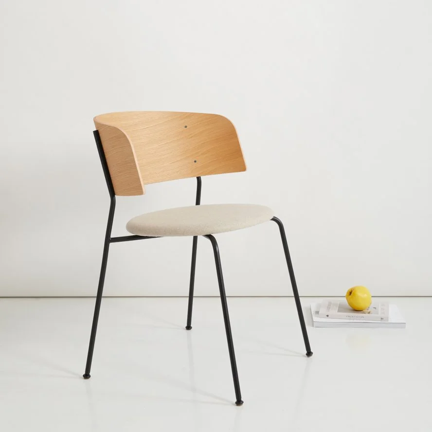 OUT - Stuhl Wagner gepolstert, Metall / Eiche / Textil