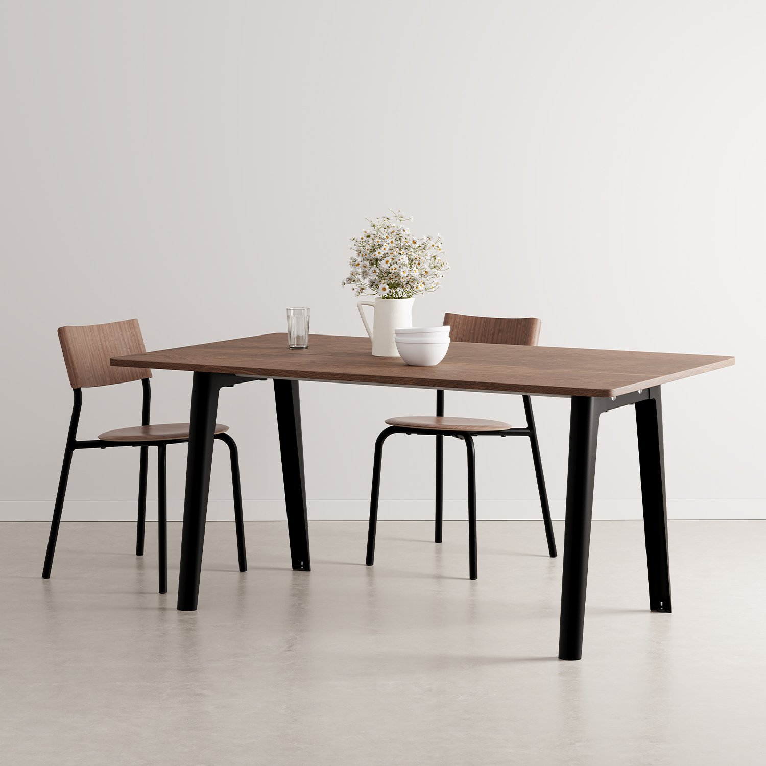 die-wohnerei-tiptoe-esstisch-new-modern-walnuss-160x95-schwarz-mit stühlen-mood.jpg