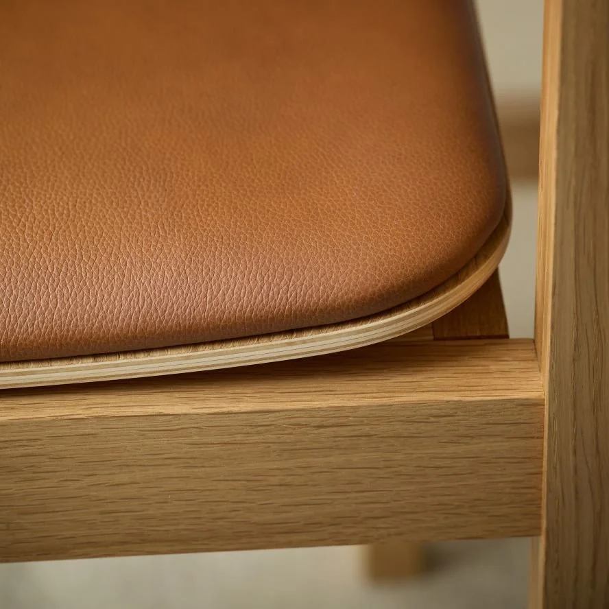 diewohnerei-moebe-stuhl-everyday-eiche-leder-cognac-detail.jpg