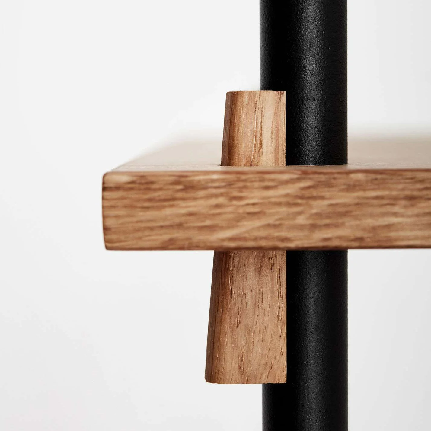 diewohnerei-moebe-shelving-system-holzkeil-eiche-geölt.jpg