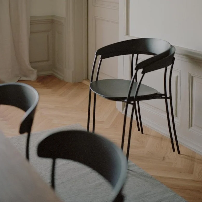 diewohnerei-newworks-stuhl-missing-armchair-schwarz-mood1.jpg