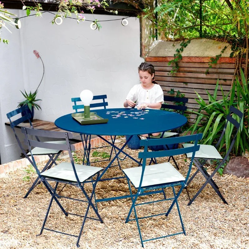 diewohnerei-fermob-tisch-bistro-117cm-acapulcoblau-mood.jpg