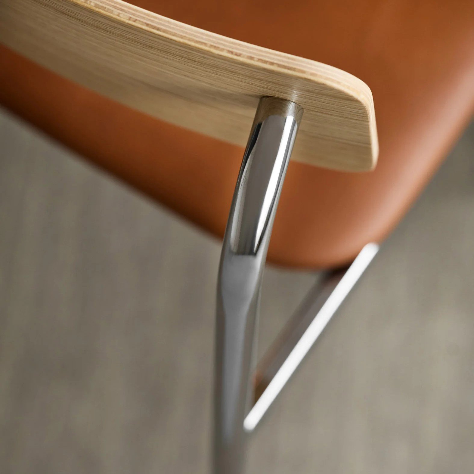 diewohnerei-moebe-stuhl-offset-eiche-chrom-leder-cognac-detail.jpg