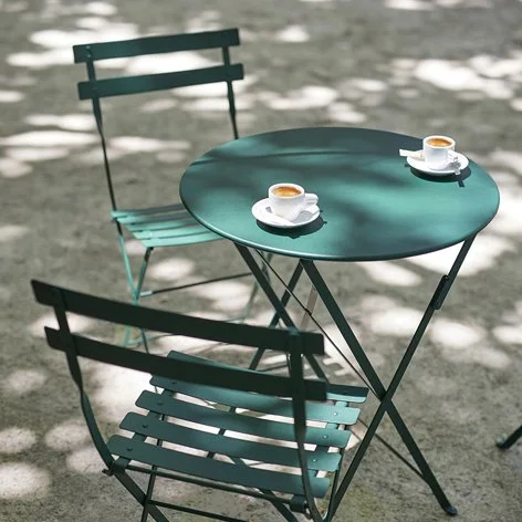 diewohnerei-fermob-tisch-bistro-60cm-zederngruen-mood.jpg