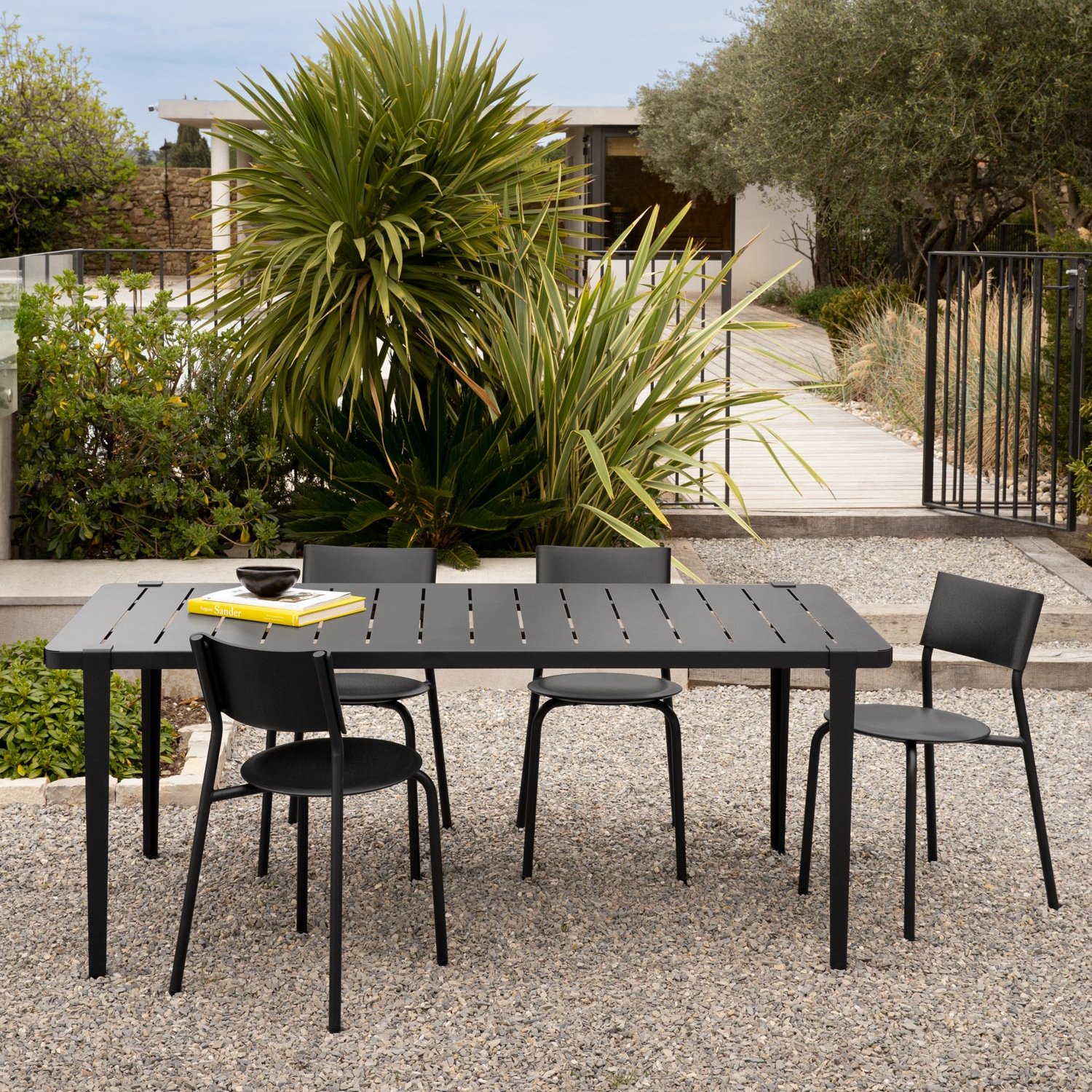 diewohnerei-Tisch+Stuhl-Tiptoe-Midi-black-mood2.jpg