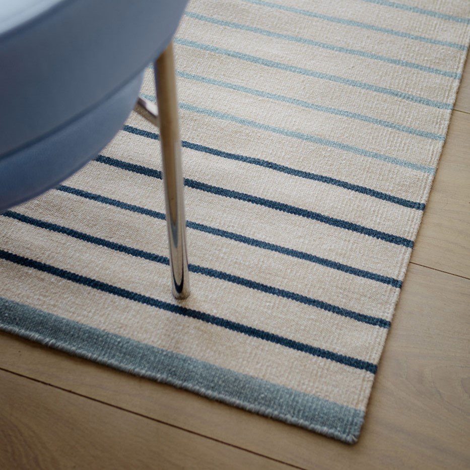 diewohnerei-Teppich-Fabula-Poppy-Hellblau-Beige-Mood.jpg
