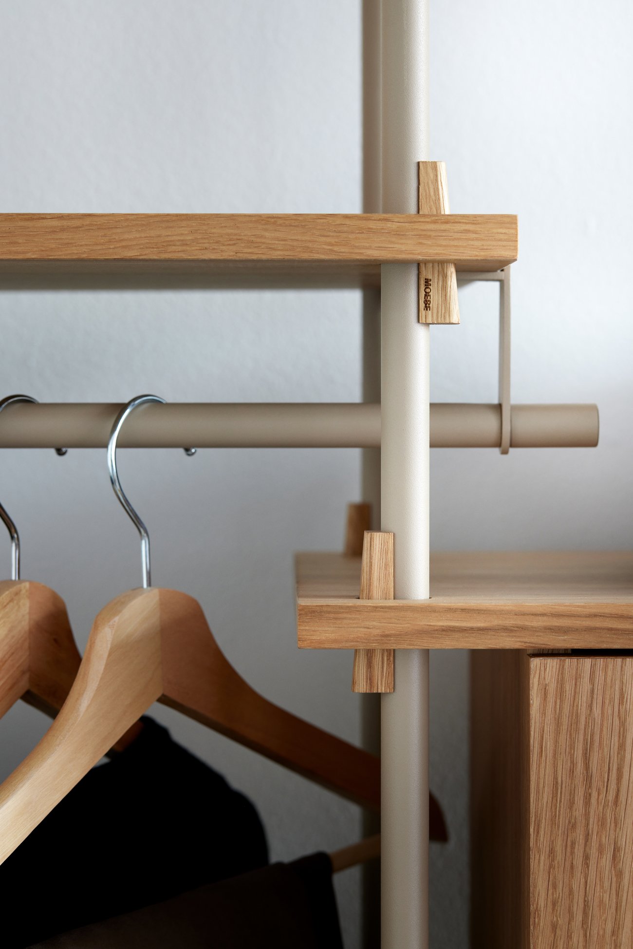 diewohnerei-moebe-shelving-system-hoehe200cm-garderobe-grau-detail.jpg